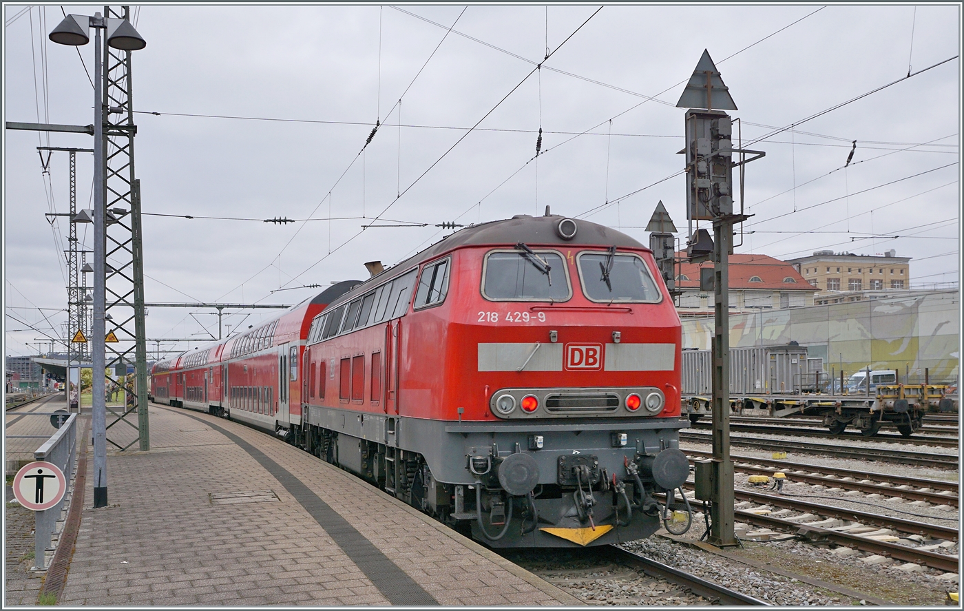 Die DB 218 429-9 bei dar Ankunft in Singen (Htw) mit ihrem RE 3 3057 von Basel Bad Bf nach Friedrichshafen-Hafen. In der Regel werden auf dieser Relation DB 245 eingesetzt, so dass die schöne DB 218 eine erfreuliche Abwechslung bietet, besonderes, da die formschöne Lok früher überall anzutreffen, heute doch schon recht selten zu erleben ist.

15. März 2025