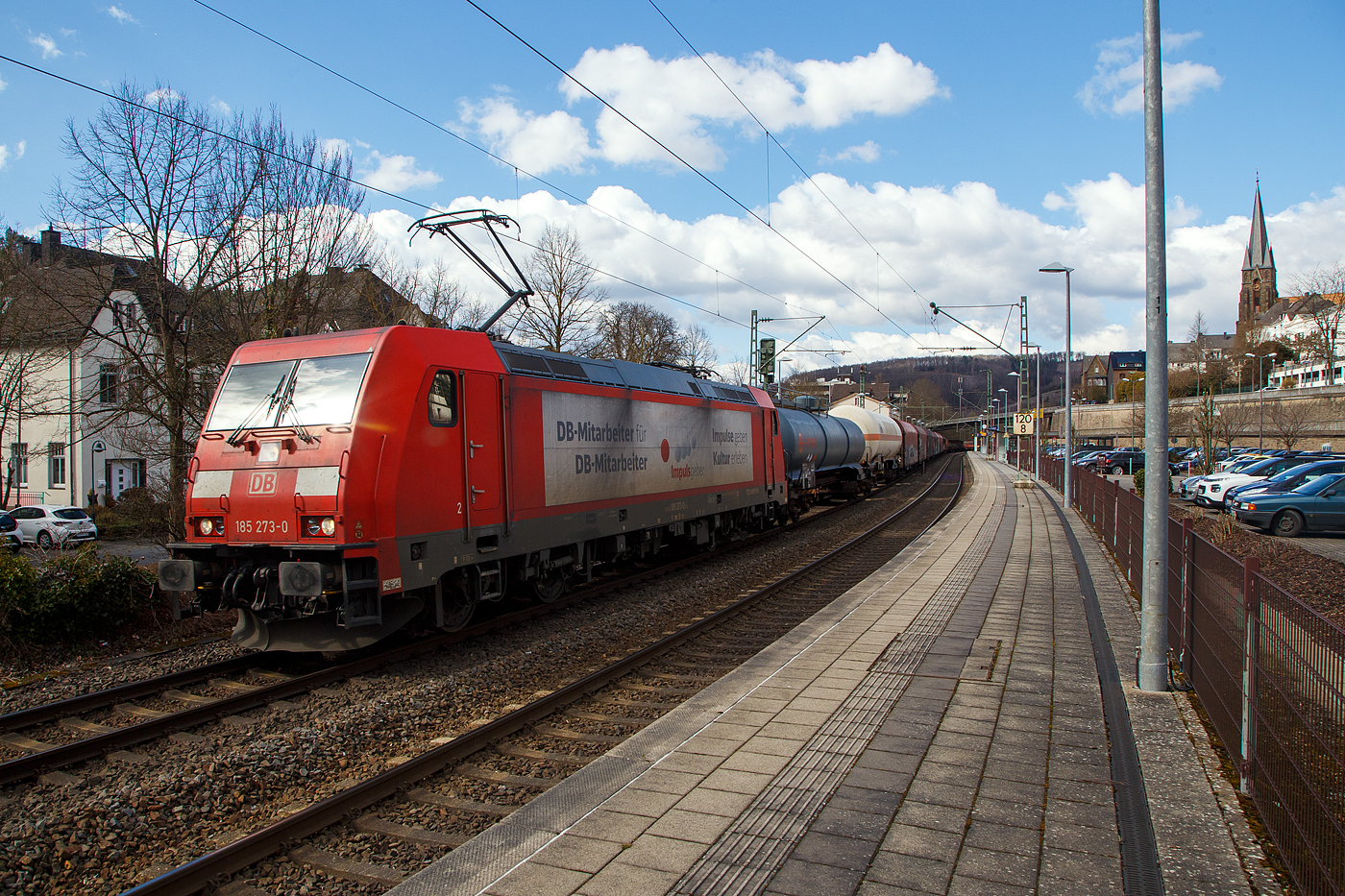 Die DB Cargo 185 273-0 (91 80 6185 273-0 D-DB), mit Werbung „Impulsgeber, DB-Mitarbeiter für DB-Mitarbeiter“, fährt am 19.03.2021 mit einem gemischten Güterzug durch den Bahnhof Kirchen (Sieg) in Richtung Köln.

Die TRAXX F140 AC2 wurde 2006 bei Bombardier in Kassel unter der Fabriknummer 34130 gebaut. Sie hat die Zulassungen für Deutschland und Österreich.