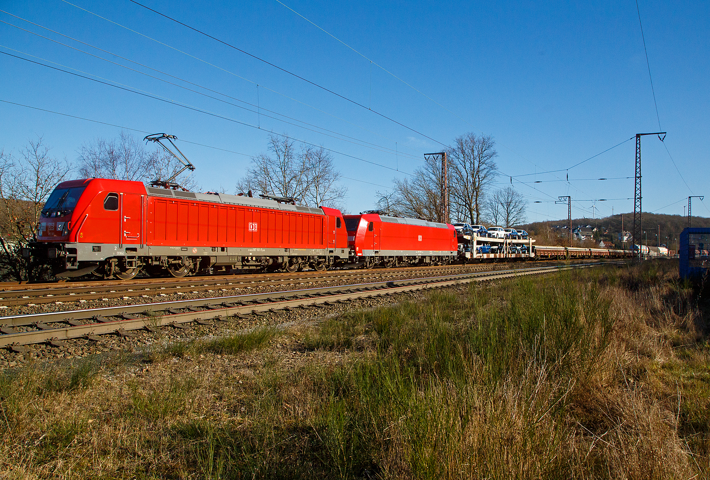 Die DB Cargo 187 161 (91 80 6187 161-5 D-DB) fährt am 08.02.2023 mit der kalten 185 169-0 (91 80 6185 169-0 D-DB) und einem gemischten Güterzug durch Rudersdorf (Kr. Siegen) in Richtung Siegen bzw. Kreuztal.

Die Bombardier TRAXX F140 AC3 wurde 2018 von der Bombardier Transportation GmbH in Kassel unter der Fabriknummer KAS 35490 gebaut. Die Bombardier TRAXX F140 AC1 wurde 2004 von der Bombardier Transportation GmbH in Kassel unter der Fabriknummer 33647 gebaut.