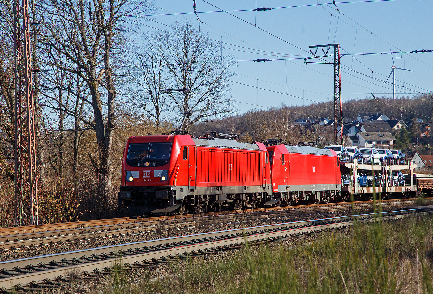 Die DB Cargo 187 161 (91 80 6187 161-5 D-DB) fährt am 08.02.2023 mit der kalten 185 169-0 (91 80 6185 169-0 D-DB) und einem gemischten Güterzug durch Rudersdorf (Kr. Siegen) in Richtung Siegen bzw. Kreuztal.

Die Bombardier TRAXX F140 AC3 wurde 2018 von der Bombardier Transportation GmbH in Kassel unter der Fabriknummer KAS 35490 gebaut. Die Bombardier TRAXX F140 AC1 wurde 2004 von der Bombardier Transportation GmbH in Kassel unter der Fabriknummer 33647 gebaut.