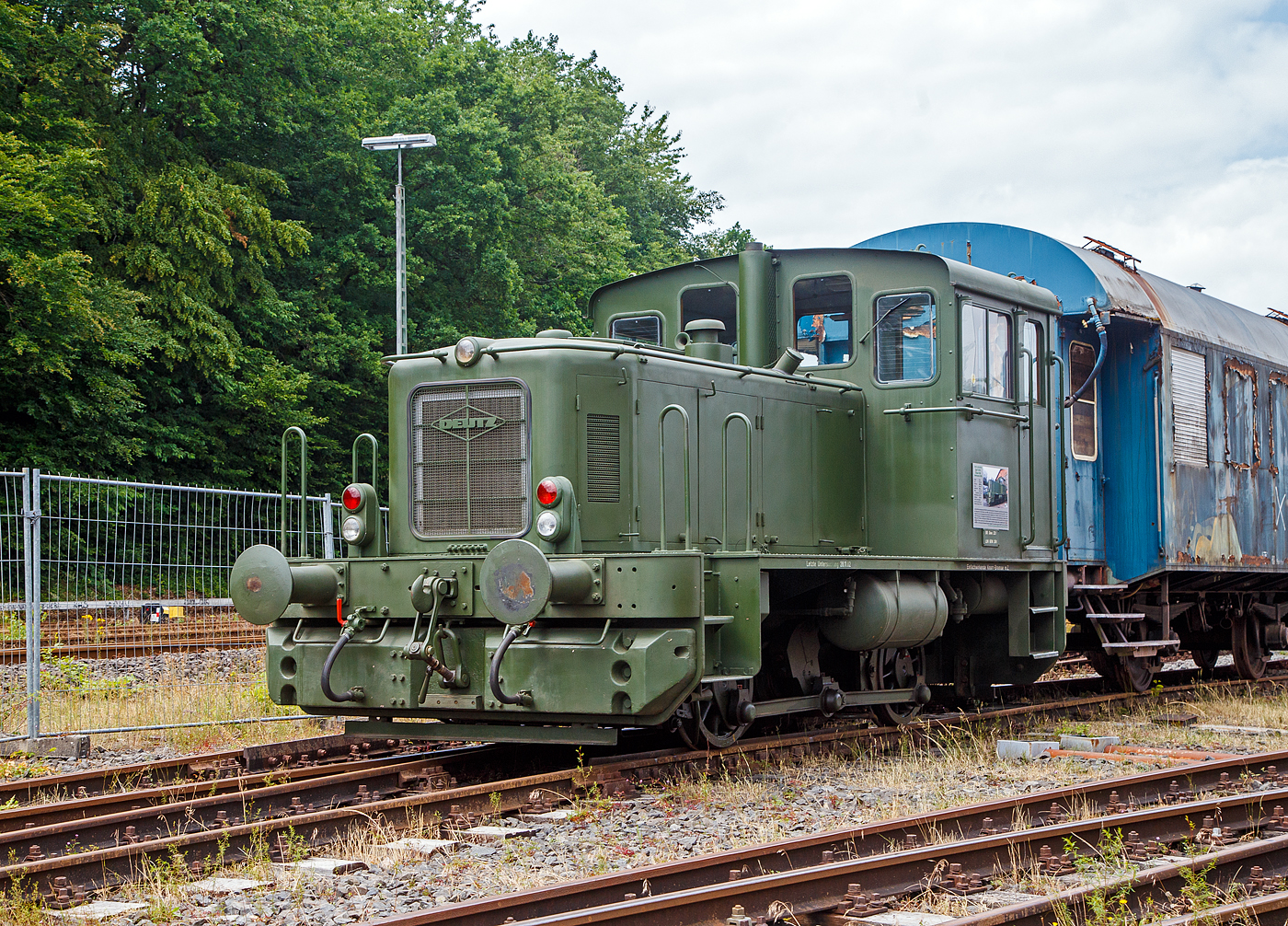 Die Deutz 57513 - eine DEUTZ  KS 230 B (A12L 714A) Diesellokomotive ehemals der Bundeswehr, am 02.07.2023 ausgestellt beim Erlebnisbahnhof Westerwald der Westerw�lder Eisenbahnfreunde 44 508 e. V. hier war Lokschuppen-/Sommerfest. Die Lok ist Eigentum vom Milit�rhistorisches Museum Dresden und eine Leihgabe an die Eisenbahnfreunde. In der Lokstation Westerburg findet man eine einzigartige Spezialsammlung von Schienenfahrzeugen der Bundeswehr.

Die Lok wurde 1962 bei Deutz unter der Fabriknummer 57513 gebaut und an die BW (Fliegerhorstgruppe Erding) ausgeliefert, 2007 wurde sie au�er Dienst gestellt.

Die Deutz Lokomotive KS 230 B (A12L 714A) ist die Weiterentwicklung der A12L 614 R und kam 1960 auf den Markt. In den folgenden Jahren wurde dieser Lokomotivtype in 44 Exemplaren gebaut. Alleine f�r die Bundeswehr wurden 21 Exemplaren geliefert. Die Osthannoverschen Eisenbahnen (OHE) bestellten drei Maschinen dieses Typs, die zudem �ber den gleichen Motorentyp hatten wie die Gro�raumtriebwagen der OHE, wodurch die Unterhaltung erleichtert wurde, auch war erforderlichenfalls ein Tausch m�glich. Die bei den Bundeswehr-Loks eingebauten Motoren waren vom gleichen Typ, aber es waren luftgek�hlte DEUTZ- Viertakt-Wirbelkammer-Vielstoffmotoren A12L 714 A. Sie konnten nicht nur mit Diesel, sondern auch mit etlichen anderen Kraftstoffen betrieben werden, arbeiteten aber im Diesel-Verfahren.

Die DEUTZ-Diesellok KS 230 B (A12L 714A) ist eine zweiachsige Rangierlokomotive mit hydraulischer Kraft�bertragung und Stangenantrieb. Als Antriebsmotor wird der luftgek�hlte DEUTZ-Vielstoffmotor A12L 714 A mit einer Leistung von 230 PS verwandt (bei zivilen Loks ein reiner Dieselmotor A12L 714). Die Motorleistung wird �ber eine Gummi-D�mpfungskupplung und Gelenkwelle auf das VOITH-Getriebe L 33 yUb �bertragen. Von hier aus wird die Antriebskraft �ber das angeflanschte Wendegetriebe auf die zwischen den Achsen liegende Blindwelle weitergeleitet, die �ber Kurbeln, Treib- und Kuppelstangen beide Rads�tze antreibt. 

Die Lokomotive hat ein Dienstgewicht von etwa 28 Tonnen und erreicht bei einer Zugkraft von 7000 kg auf gerader horizontaler Strecke eine Maximalgeschwindigkeit von 32 km/h. Der Kraftstoffverbrauch betr�gt bei 50 % Durchschnittsbelastung um die 22 Kilogramm Dieseltreibstoff pro Stunde.

Am 19. Dezember 1961 wurde zwischen dem Bundesamt f�r Wehrtechnik und Beschaffung und der KHD AG, K�ln-Deutz, der Hauptvertrag �ber die Lieferung von 21 Lokomotiven geschlossen. Die erste Maschine wurde am 28. Februar 1962 ausgeliefert.Diese Fahrzeuge waren f�r den Einsatz in Liegenschaften der Luftwaffe und Marine bestimmt. Sie erhielten die Versorgungsartikel-Bezeichnung:  Lokomotive, Vielstoff, 1.435 mm Spurbreite, 200 PS  und wurden der Versorgungsnummer 2210-12-137-0042 zugeordnet. Heute sind Loks vom diesem Typ im nationalen Fahrzeugregister als 98 80 3440...eingestellt.

Die Inbetriebsetzung der Maschinen bedeutete allerdings nicht f�r alle Fahrzeuge auch gleichzeitig den geplanten Einsatz. Viele b�rokratische Hemmnisse, fehlende Infrastruktur und Betriebskostenrechnungen aus unterschiedlichster Betrachtungsweise f�hrten dazu, dass Ende 1963 nur acht der Loks im planm��igen Einsatz waren. Die �brigen dreizehn Loks standen unbenutzt an den einzelnen Standorten abgestellt. Mangelnde Erfahrung, nicht erfolgte Wartungen und mangelhafte Unterbringung der Fahrzeuge f�hrten naturgem�� zu St�rungen bei den nachfolgenden Inbetriebnahmen.

Der Ersatzteilservice, anstehende Reparaturen, sowie Frist- und Hauptuntersuchungen, wurden bis zur Einstellung der Lokomotivproduktion bei KHD K�ln-Deutz, vom Lieferanten im Einzelauftragsverfahren vorgenommen. Ab 1972 �bernahm die Firma Henschel & Sohn, Kassel die Wartung und Instandsetzung von Deutz - Lokomotiven. Das Bundesamt f�r Wehrtechnik und Beschaffung strebte allerdings zur Kostenreduzierung den Abschluss eines Instandhaltungs - Rahmenvertrages f�r alle Lokomotiven der Bundeswehr an. Es galt eine Werkstatt zu finden, die �ber das notwendige Know-How verf�gte, um alle Arbeiten �ber die gesamte Palette der Bundeswehr - Lokomotiven fachgerecht auszuf�hren. In Moers wurde man f�ndig und so wurde am 09. Juli 1975 ein Vertrag zwischen der Firma MaK Kiel, Reparaturwerk Moers und dem BwB Koblenz geschlossen, der den gesamten Bestand von damals 50 regelspurigen Lokomotiven umfasste.

TECHNISCHE DATEN:
Typ:  KS 230 B
Spurweite: 1.435 mm (Normalspur)
Achsfolge: B  (zwei Achsen)
L�nge �ber Puffer:   7.310 mm
Achsabstand: 2.650 mm
Treibraddurchmesser: 850 mm
Motor:  KHD luftgek�hlter V12-Zylinder- Viertakt-Wirbelkammer-
Vielstoffmotor  vom Typ A12L 714 A (V-Winkel 90 Grad)
Motorhubraum: 19,0 l (Bohrung 120 mm x 140 mm Hub)
Leistung: 170 kW (230 PS) bei 2000 U/min
Leerlaufdrehzahl: 550 U/min
Einspritzpumpe: Bosch (110 bar)
Motorgewicht: ca. 1.300 kg
Motorabmessung: 1.670 x 1.222 x 920 mm
Getriebe: Voith L 33 yUb
Antrieb�bertragung: s.o.
Dienstgewicht:  28 t
H�chstgeschwindigkeit: 32 km/h (zivile Loks im Streckengang bis 54 km/h)
Raddurchmesser  850 mm
Anfahrzugkraft  9000 kg / 90 kN
Kraftstoffvorrat: 560 l
Sandvorrat: ca. 150 kg
Bremse:  Knorr Druckluftbremse

Quellen: http://www.bundeswehrloks.de/  http://www.erlebnisbahnhof-westerwald.de

