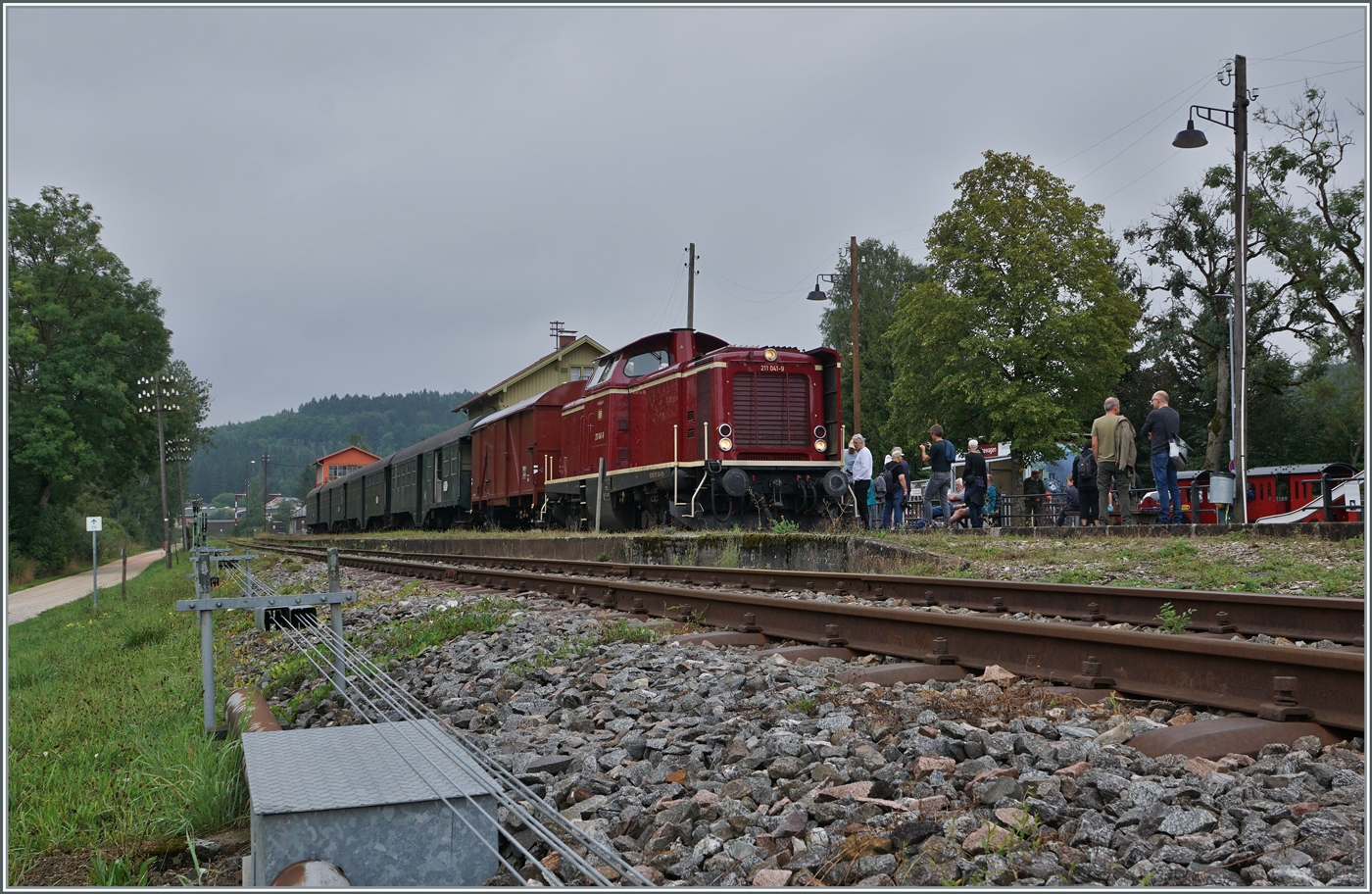 Die Diesellok 211 041-9 (92 80 1211 041-9 D-NeSA) steht mit ihrem  Morgenzug  im Bahnhof Zollhaus Blumberg, der Bahnhof gef�llt, gibt es doch hier so manches Detail aus vergangenen Tagen zu entdecken. 

27. August 2022