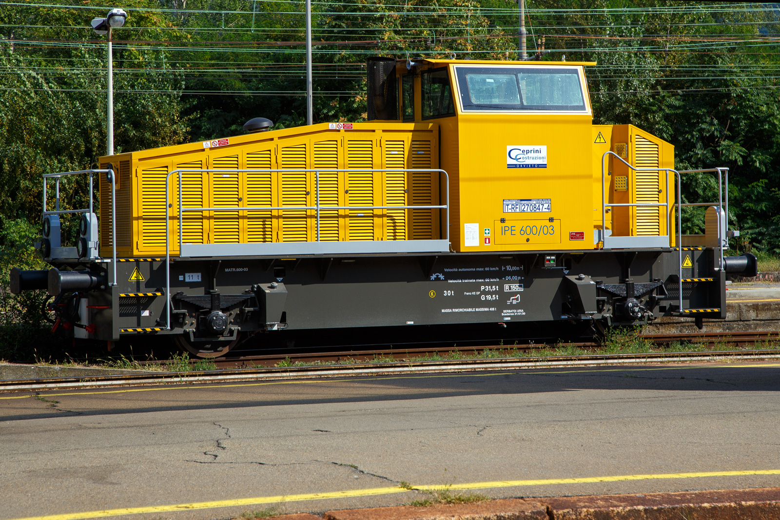 Die Diesellok IT-RFI 270847-4 eine zweiachsige dieselhydraulische IPE Locomotori 2000 Rangierlokomotive vom Typ IPE 600 der Ceprini Costruzioni Srl (Orvieto) ist am 07.09.2021 im Bahnhof Domodossola abgestellt.

Die IPE Locomotori 2000 srl ist der einzige italienische Hersteller f�r die Produktion von Rangierlokomotiven. IPE Locomotori 2000 in Nogarole Rocca (VR) arbeitet mit der Vossloh Locomotives Group technisch zusammen. Die neue Lokomotive IPE600 ist eine Maschine, die f�r den Umschlag von G�tern und / oder als Arbeitsmittel. Die geringe Gr��e der Lokomotive und ihre zentrale Kabine erm�glichen eine weite Sicht und maximale Sicherheit bei Rangier- und Arbeitseins�tzen. Neben dem konventionellen Dieselantrieb, mit dem eine H�chstgeschwindigkeit von 60 km/h erreicht werden kann, hat die Lokomotive ein hydrostatisches Getriebe f�r Langsamfahrten (H�chstgeschwindigkeit 5 km/h).

TECHNISCHE DATEN:
Spurweite:  1.435 mm (Normalspur)
Achsformel:  A'A'
Bauart: zweiachsige dieselhydraulische Lokomotive
L�nge �ber Puffer: 10.000 mm
Achsabstand: 6.000 mm
Triebraddurchmesser: 920 mm (neu) / 850 mm (abgenutzt)
Dienstgewicht:  30 t
H�chstgeschwindigkeit:  60 km/h 
Motor: 6-Zylinder vier Takt Dieselmotor vom Typ IVECO FPT CURSOR C13 500
Motorhubraum: 12,9 Liter
Motorleistung: 368kW (494PS)
Kleister befahrbarer Gleisbogen: R = 150 m
