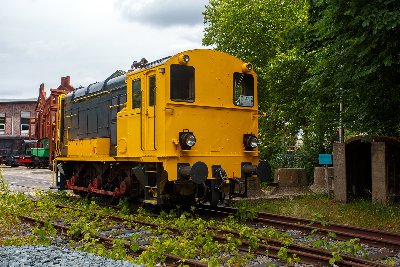 Die dreiachsige dieselelektrische Lokomotive NS 673, ex NS 605, am 24 Juni 2025 im Het Spoorwegmuseum (bis 2005 NSM - Nederlands Spoorwegmuseum / Niederländischen Eisenbahnmuseum) in Utrecht im ehemaligen Bahnhof Maliebaan. Lokomotiven dieses Typs werden als „Bakkie“ oder „Hippel“ bezeichnet.

Die Lok wurde 1955 von der English Electric Company (EEC) in London unter der Fabriknummer 2102 gebaut und als NS 605 an die Nederlandse Spoorwegen (Niederländische Staatsbahn) geliefert. Im Jahr 1992 wurde die Lokomotive 605 mit einer Fernbedienung ausgestattet, dadurch erhielt sie die neue Nummer 673. Zusammen mit 22 weiteren funkgesteuerten 600ern bildete sie die neue Baureihe NS 671 – 693.

Im Jahr 2006 wurde die Maschine in den Schuppen des ehemaligen Traktions- und Ausrüstungsrückgewinnungspunkts in Utrecht (HTMU) gebracht, um die außer Dienst gestellte Lokomotive zu ersetzen. Der Schuppen ist nicht mit Oberleitungen ausgestattet, so dass Wartungsarbeiten an Wagen und Zügen erst erfolgen können, nachdem die Ausrüstung durch eine Rangierlokomotive in den Schuppen gebracht wurde. In diesem Schuppen war mehrere Jahre lang die Ausrüstung des Eisenbahnmuseums gelagert. Als nach einer Umstrukturierung in der HTMU keine regelmäßige Wartung der NS-Geräte mehr durchgeführt wurde, wurde die noch betriebsfähige Lokomotive 673 inklusive Fernbedienung dem Eisenbahnmuseum gespendet.

Die NS-Lokomotiven der Serien 500, 600 und 700 sind dieselelektrische Lokomotiven, die zwischen 1946 und 1998 bei den Niederländischen Eisenbahnen im Einsatz waren. Lokomotiven dieses Typs werden als Bakkie oder Hippel bezeichnet.

Mit der Ankunft der englischen Armeen in den Niederlanden am Ende des Zweiten Weltkriegs kamen auch englische Lokomotiven des War Department (WD) an. Dazu gehörten dreiachsige Diesellokomotiven eines Typs, der in den 1930er Jahren für die London Midland and Scottish Railway (LMS) entwickelt worden war. Nach dem Krieg wurden mehrere Maschinen von der NS - Nederlandse Spoorwegen (Niederländischen Staatsbahnen) übernommen. Nach mehreren Austauschen verblieben schließlich zehn Ex-WD-Lokomotiven bei der NS, die 1946 die Nummern 501–510 trugen. Sie wurden für Rangierarbeiten auf großen Bahnhöfen wie Utrecht und Zwolle sowie ab 1947 Rotterdam Feijenoord eingesetzt.

Da die zehn englischen Gebrauchtlokomotiven gut ankamen, wurden weitere bestellt. Ab 1949 kamen 10 dazu (NS 511 – 520) und ab 1953 noch einmal 25 wie die Vorgänger nur mit Lokomotivbremse (NS 521 – 545) und nochmals 65 mit Zugbremse (NS 601 – 665). Diese hundert Lokomotiven stammten aus dem Werk der English Electric Company (EEC) in London, wurden aber neu geliefert. Mit ihrer Höchstgeschwindigkeit von 32 km/h waren sie zwar nur für den Rangierdienst geeignet, konnten aber gerade auf den großen Rangierbahnhöfen enorme Leistungen erbringen. Die Loks der Serie 600 haben mit 400 PS (300 kW) eine etwas höhere Leistung als die Serie 500, zudem besitzen sie eine Knorrr Zugbremse. Damit waren die Lokomotiven dieser Baureihe für das Überqueren öffentlicher Straßen und den Betrieb von Gleisanschlüssen mit Zügen geeignet.

TECHNISCHE DATEN:
Antriebsart: Diesel-elektrisch
Spurweite: 1.435 mm (Normallspur)
Achsfolge:	C mit Kuppelstangen (engl. 0-6-0 DE)
Länge über Puffer: 9.068 mm
Ges. Achsabstand: 3.505 mm
Treibraddurchmesser: 1.232 mm (neu)
Eigengewicht: 47 t
Antrieb: 
Dieselmotor: wassergekühlter langsam laufender 4-Takt 6-Zylinder-Reihendieselmotor vom Typ Englisch Electric 6KT 
Motorhubraum: 92,73 Liter (Bohrung Ø 254 x Hub 305 mm)
Motordauerleistung: 400 PS (294 kW) bei 680 U/min 
Hauptgenerator: Englisch Electric Typ EE 801/6 F (430 V DC) mit einer Leistung von 200 kW bei 680 U/min 
Fahrmotoren: 2 Stück Englisch Electric Typ EE 506 4B mit einer Dauerleistung von je 115 PS (83 kW)
Übersetzungsverhältnis: (16:79) x (16 :70) = 1:21,6
Leistung: 230 PS (164 kW)
Anfahrzugkraft: 143kN
Dauerzugkraft: 54 kN bei 11,5 km/h
Höchstgeschwindigkeit: 32 km/h (20 mph) eigen / 65 km/h geschleppt
Tankinhalt:	3.000 l
Bremskraft: 321 kN
Kleister befahrbarer Gleisbogen: R 75 m
