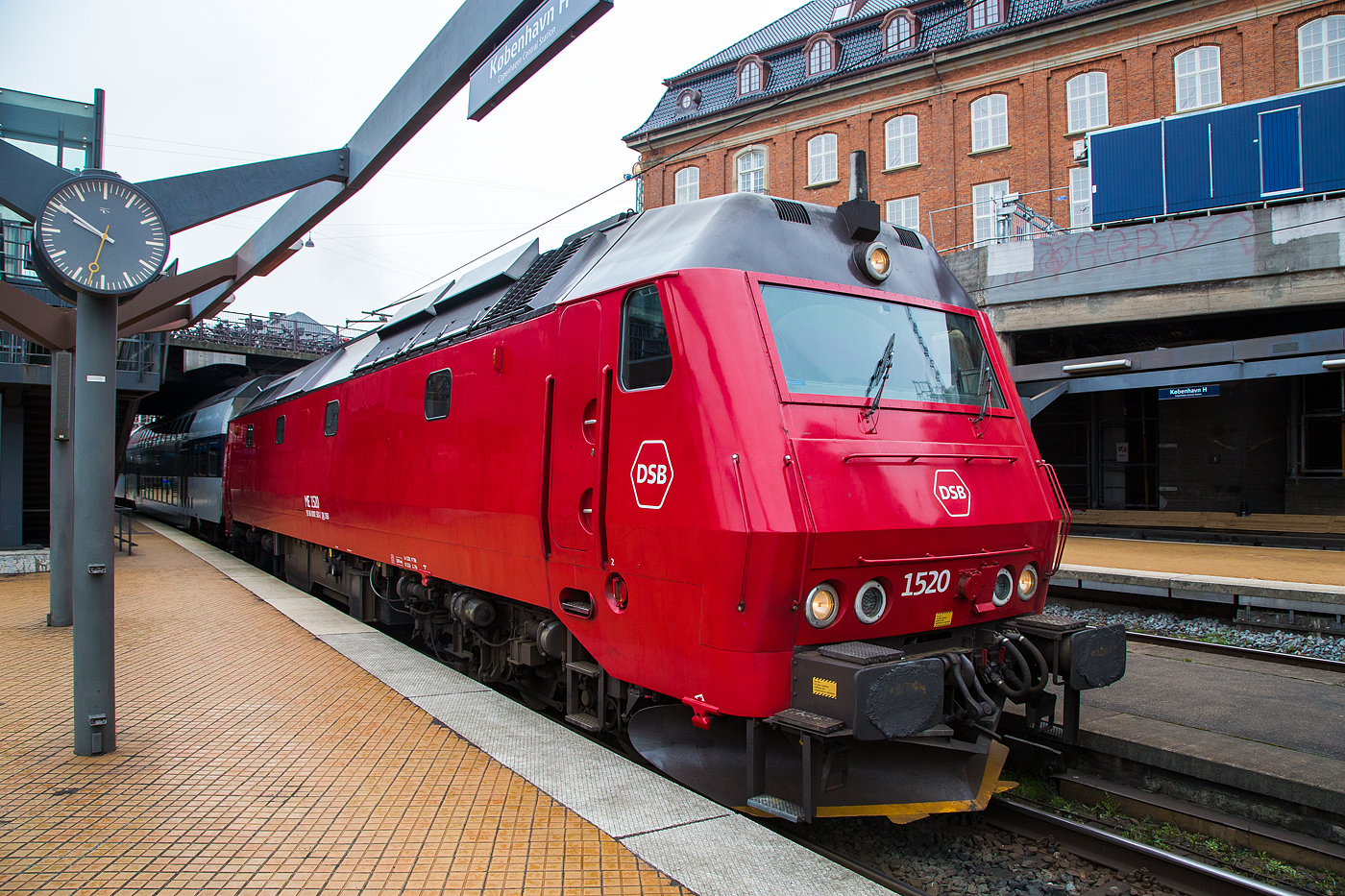 Die DSB ME 1520 (92 86 0001 520-2DK-DSB) verl�sst am 20 M�rz 2019 mit einem Doppelstock-Regionalzug (Regionaltog) den  Hauptbahnhof Kopenhagen (K�benhavns Hovedbaneg�rd).

Die Lok wurde 1983 von Thyssen-Henschel in Kassel unter der Fabriknummer 32573 gebaut, der Lokkasten ist von Scandia A/S in Randers (Fabriknummer 29590) und die elektrische Ausr�stung von BBC (Brown, Boveri & Cie.). Seit 2021 ist sie nicht mehr bei der DSB, sie wurde (wie die anderen) an die Leasing-Gesellschaft Nordic Re-Finance AB verkauft, wo sie nun als NRFAB TMe 1536 gef�hrt wird.

Die Lokomotiven Baureihe ME (II) mit dieselelektrischer Leistungs�bertragung waren die neueste Baureihe von Diesellokomotiven f�r den Streckendienst der Danske Statsbaner (DSB). In zwei Bauserien wurden insgesamt 37 Exemplare f�r die DSB hergestellt. F�nf technisch �hnliche Maschinen gingen an die Norwegischen Staatsbahnen (NSB) als Baureihe Di. 

Die Lokomotiven haben eine im unteren Bereich abgekantete Stirnfront mit einteiliger Frontscheibe, die Seitenw�nde sind glatt und leicht bauchig, der Maschinenraum besitzt auf jeder Seite vier Fenster. Zwischen Dach und Seitenwand ist eine Dachschr�ge. Vorne haben die Lokomotiven ein gro�es Schneer�umschild, an der Seite Blinkleuchten zur Anzeige der Abfahrbereitschaft. Die Lokomotiven sind mehrfachtraktions- und wendezugf�hig

Die DSB interessierte sich in den 1970er Jahren f�r Drehstromlokomotiven, bei denen sich der Dieselmotor ggf. gegen eine elektrische Anlage tauschen lie�. So sollten die Maschinen bei einer sp�teren Elektrifizierung der Hauptstrecken weiterhin nutzbar bleiben. 1977 wurde in D�nemark die DB-Experimentallok 202 004 vom Typ DE 2500 erprobt, die sich trotz geringerer Nennleistung gegen�ber der Baureihe MZ I/II mit besseren Lauf- und Traktionseigenschaften auszeichnete. Die DSB orderte daraufhin 1979 die Baureihe ME, die in Kombination mit den Typen MY, MX, MZ und EA betrieben werden konnte. Als Hauptauftragnehmer trat Thyssen-Henschel in Kassel auf, die elektrische Ausr�stung kam von BBC, die Dieselmotoren von GM und die Wagenk�sten wurden bei Scandia in Randers gebaut. Die Auslieferung der ersten MEs verz�gerte sich, so dass Henschel 1981 f�r einige Monate von der DB insgesamt 18 Loks der Reihe V 200 lieh, die von der DSB westlich des Gro�en Belts eingesetzt wurden.

Die MEs wurden zun�chst im IC- und Nahverkehr auf Seeland und Lolland-Falster sowie vor internationalen G�terz�gen eingesetzt. Seit 1997 sind sie als einziger Dieselloktyp f�r Reisez�ge auf der Store B�lt- -Querung zugelassen.

TECHNISCHE DATEN:
Anzahl: 37
Hersteller: Thyssen-Henschel, Scandia , BBC
Spurweite: 1.435 mm (Normalspur)
Achsfolge: Co’Co’
L�nge �ber Puffer : 21.000 mm
Drehzapfenabstand: 11.550 mm
Achsabstand im Drehgestell: 2.000 + 1.850 mm
H�he: 4.350 mm
Breite: 3.150 mm
Treibraddurchmesser: 1.100 mm (neu)
Dienstgewicht: 115 t
Motor: EMD 16-645 E3B, 16-Zylinder-Zweitakt-Dieselmotor
Leistung: 2.426 kW (3.300 PS) bei 900 U/min
Anfahrzugkraft: 360 kN
Anzahl der Fahrmotoren: 6 asynchrone Dreiphasen-Wechselstrommotore
Kraft�bertragung: dieselelektrisch (Dieselmotor auf Generator, dieser liefert dann die elektrische Energie f�r die 6 Fahrmotoren)
H�chstgeschwindigkeit : 175 km/h
Kupplungstyp: Schraubenkupplung

Zu Beginn des Jahres 2020 wurden die ME 1509, 1513 und 1527 an die schwedische Leasing-Gesellschaft Nordic Re-Finance AB verkauft und erhielt dort die Bezeichnung NRFAB TMe mit gleichbleibender laufender Nummer. Anfang 2021 kamen noch zwei hinzu. Am 21. November 2021 kaufte Nordic Re-Finance die restlichen bei den DSB verbliebenen 26 Lokomotiven der Baureihe, dazu 250 Paletten mit dem gesamten Ersatzteillager und allen Spezialwerkzeugen. Mit den DSB besteht eine Vereinbarung zur technischen Hilfeleistung bei Betriebsproblemen. Die von Knorr-Bremse �bernommene Komponentenwerkstatt von DSB wird weiterhin Drehgestelle, Achsen und Fahrmotoren erneuern. Die Lokomotiven werden in die Lokomotivwerkstatt von Railcare in L�ngsele gebracht. Dort werden notwendige Inspektionen, der ATC-Einbau, eventuelle Reparaturen und die Lackierung in Gr�n und Blau ausgef�hrt.