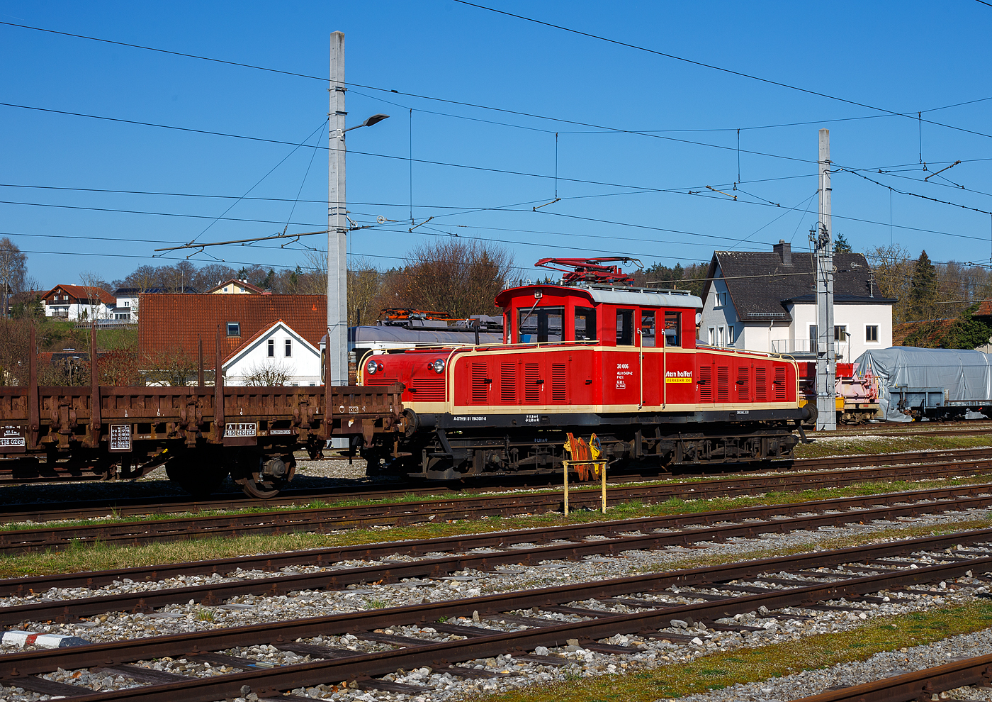 Die E-Lok E 20 006² (A-STH 91 81 1943 001-8) der der Stern & Hafferl Verkehrsgesellschaft m.b.H. (StH), ex SLB E 64, ex SAKOG E 27 001, ist am 04 April 2025, mit einem Güterzug, beim Bahnhof Vorchdorf-Eggenberg abgestellt. 

Die normalspurige Gleichstrom-E-Lok wurde 1952 von der SGP - Simmering-Graz-Pauker AG unter der Fabriknummer 52748, die elektrische Ausrüstung ist von ELIN. Sie wurde an die SAKOG (Salzach-Kohlen-Bergbau-Gesellschaft) - einem Unternehmen mit Stern&Hafferl-Beteiligung ausgeliefert. Die Lok erhielt nach dem Nummernschema der Stern&Hafferl die Bezeichnung E 27.001 (27 für SAKOG) und trug mit einer bauartgleichen Lokomotive (E 27.002) die Hauptlast des umfangreichen Güterverkehrs auf der 1951 eröffneten Lokalbahn Bürmoos - Trimmelkam.

Zwischendurch gab es auch immer wieder Einsätze auf anderen, normalspurigen Lokalbahnen der Stern&Hafferl - Gruppe, so auf der Linzer Lokalbahn (LILO) und der Lokalbahn Lambach - Vorchdorf (LV). Mit Einstellung des Kohlebergbaus der SAKOG wurde Bahnstrecke und Lokomotive per 01.01.1994 an die SLB verkauft und erhielt dort die Nummer E 64. Zwei Jahrzehnte diente die Lok als unverwüstlicher  Büffel  im Verschub.

Am 28. Oktober 2019 verließ die Lokomotive E 64 der Salzburger Lokalbahnen (SLB) im Schlepp der Stern&Hafferl-Diesellok V 20.011 (ex Tegernseebahn) ihren bisherigen Eigentümer in Salzburg Itzling. Damit kehrt die Lok in den Schoß des Stern&Hafferl-Imperiums zurück, dem sie bereits von 1952 bis 1993 gedient hatte.

TECHNISCHE DATEN (der ex SLB 64, 61-63 weichen ab):
Hersteller: SGP (Mechanik), Elin (Elektrik)
Baujahr: 1952
Spurweite: 1.435 mm (Normalspur)
Achsfolge: Bo‘Bo‘
Länge über Puffer 11.900 mm
Fahrzeughöhe mit Dachaufbauten 3.475 mm
Fahrzeugbreite 2.700 mm
Drehzapfenabstand: 5.600 mm
Achsstand im Drehgestell: 2.800 mm
Raddurchmesser 900 mm
Leergewicht: 44.800 kg
Höchstgeschwindigkeit: 50 km/h
Leistung: 4 x 66 kW (ELIN - Halbspannungsmotoren)
Stundenleistung: 264 kW
Stundenzugkraft: 61 kN
Übersetzung: 1:5,661
Kleinster zulässiger Bogenradius: R 50 m
Fahrdrahtspannung: 1.000 V=
Steuerung: elektrisch pneumatische Schützensteuerung 
Fahrstufen: 17
Stromabnehmer: 1 Einholmstromabnehmer