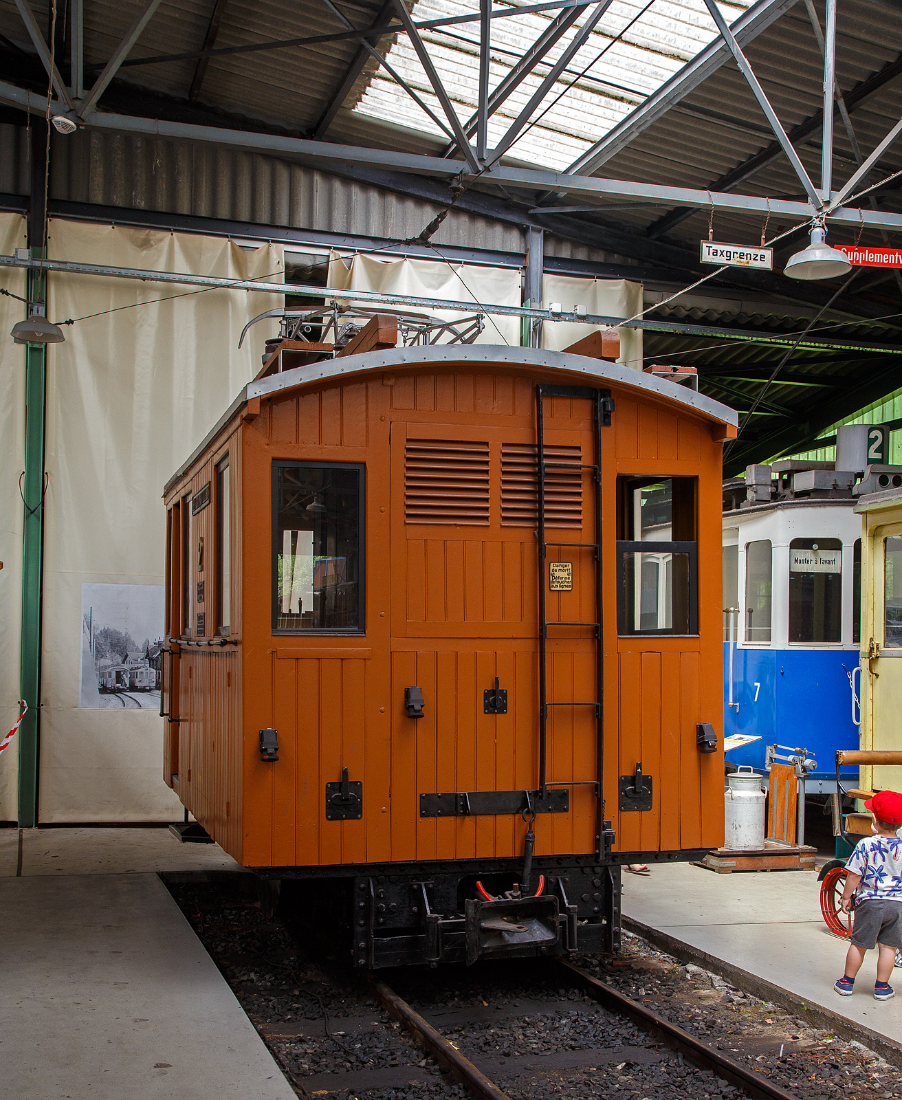 Die elektrische reine Zahnradlokomotive BGV He 2/2 2, später BVB He 2/2 2  La Grisette  der Museumsbahn Blonay–Chamby am 27.05.2022 im Museum Chaulin. 

Die Gleichstrom-Zahnradelektrolok wurde 1899 von der Schweizerischen Lokomotiv- und Maschinenfabrik (SLM) in Winterthur unter der Fabriknummer 1196 gebaut, der elektrische Teil ist von der CIE (Compagnie de l'industrie électrique, ab 1902 CIEM - Compagnie de l’industrie électrique et mécanique und ab 1918 Société Anonyme des Ateliers de Sécheron). Die Lieferung erfolgte an die Chemin de fer électrique Bex–Gryon–Villars (BGV), ab 1905 Chemin de fer Bex–Gryon–Villars–Chesières (BGVC), im Jahr 1942 fusionierten die BGVC mit der VB zur BVB. Im Jahre 1999 fusionierte die BVB mit der Chemin der fer Aigle–Ollon–Monthey–Champéry (AOMC), der Chemin de fer Aigle–Leysin (AL) und der Chemin de fer Aigle–Sépey–Diablerets (ASD) zu den Transports Publics du Chablais (TPC). Mit der Gründung der TPC konnten die vorher zum Teil von der Einstellung bedrohten Schmalspurbahnen ihre Mittel zusammenlegen und ihr Angebot vereinheitlichen.

Die Lok erhielt 1920 einen neuen Lokomotivkasten und war so bis 1985 bei der BVG, insbesondere für den Schneepflugdienst, in Betrieb. Den Spitznamen „la Grisette“ erhielt sie, weil sie ursprünglich eine graue Lackierung trug. Später ging sie an den Verein B.V.B. Promotion, der sie 1997 nicht betriebsfähig restaurierte, im Oktober 2011wurde sie dann an die Museumsbahn Blonay–Chamby und war bis 2014 in einer Lagerhalle abgestellt. Da die SLM He 2/2 elektrische Lokomotiven mit reinen Zahnradantrieb sind und so keinen Adhäsionsantrieb besitzen, können sie sich also nur in einem mit Zahnstange versehenen Gleis fortbewegen, so bleibt die BVB He 2/2 2  La Grisette  bei der BC wohl eine reines Ausstellungsexponat.

SLM He 2/2 sind elektrische Lokomotiven mit Zahnradantrieb, die von der Schweizerischen Lokomotiv- und Maschinenfabrik (SLM) gebaut und mit Drehstrom- oder Gleichstrom-Ausrüstungen verschiedener Hersteller wie Alioth, BBC, CIE, MFO und Rieter versehen wurden. He 2/2 wurden von 1898 bis 1957 in den Spurweiten 800, 1.000 und 1.435 mm hergestellt. Sie weisen keinen Adhäsionsantrieb auf, können sich also nur in einem mit Zahnstange versehenen Gleis fortbewegen.

Bei Lokomotiven der Bex-Villars-Bretaye-Bahn (BVB) und zwei Triebzahnrädern handelt es sich um reine Zahnradlokomotiven. Die beiden Triebzahnräder, für das Zahnstangensystem Abt sind nicht auf den Laufachsen angebracht, sondern unmittelbar neben der Laufachsen gegen die Fahrzeugmitte. Der mechanische Teil stammt von der Schweizerischen Lokomotiv- und Maschinenfabrik (SLM) in Winterthur.

Die 5.000 mm langen Lokomotiven mit einem Dienstgewicht von rund 14,8 t verkehren mit ihren 2 x 81 kW = 162 kW (220 PS) Leistung auf Neigungen bis zu 200 ‰. Sie erreichen dabei bei der Bergfahrt eine Geschwindigkeit von rund 10 km/h, bei Talfahrt war die Geschwindigkeit aus Sicherheitsgründen auf maximal 7,5 km/h limitiert.

TECHNISCH DATEN:
Baujahr: 1899
Nummerierung: 1 und 2 (später noch 3 und 4 von der MC)
Spurweite: 1.000 mm
Achsfolge: 1zz1
Zahnradsystem: 	Abt
Länge über Puffer : 5.000 mm
Länge Lokkasten: 4.250 mm 
Breite: 2.500 mm
Achsstand: 2.270 mm (720 mm – Zahnradabstand 920 mm – 520 mm)
Zahnradteilkreis-Ø: 573 mm
Dienstgewicht: 14,8  t
Leistung: 2 x 110 kW
Zul. Höchstgeschwindigkeit: 10 km/h (Talfahrt 7,5 km/h)
Übersetzung:  1:7,84
Stromsystem: 700 V DC (gleichstrom)
Max. Neigung : 200 ‰