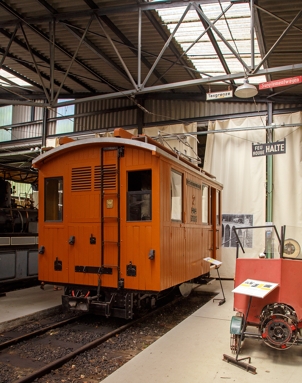 Die elektrische reine Zahnradlokomotive BGV He 2/2 2, später BVB He 2/2 2  La Grisette  der Museumsbahn Blonay–Chamby am 27.05.2022 im Museum Chaulin. 

Die Gleichstrom-Zahnradelektrolok wurde 1899 von der Schweizerischen Lokomotiv- und Maschinenfabrik (SLM) in Winterthur unter der Fabriknummer 1196 gebaut, der elektrische Teil ist von der CIE (Compagnie de l'industrie électrique, ab 1902 CIEM - Compagnie de l’industrie électrique et mécanique und ab 1918 Société Anonyme des Ateliers de Sécheron). Die Lieferung erfolgte an die Chemin de fer électrique Bex–Gryon–Villars (BGV), ab 1905 Chemin de fer Bex–Gryon–Villars–Chesières (BGVC), im Jahr 1942 fusionierten die BGVC mit der VB zur BVB. Im Jahre 1999 fusionierte die BVB mit der Chemin der fer Aigle–Ollon–Monthey–Champéry (AOMC), der Chemin de fer Aigle–Leysin (AL) und der Chemin de fer Aigle–Sépey–Diablerets (ASD) zu den Transports Publics du Chablais (TPC). Mit der Gründung der TPC konnten die vorher zum Teil von der Einstellung bedrohten Schmalspurbahnen ihre Mittel zusammenlegen und ihr Angebot vereinheitlichen.

Die Lok erhielt 1920 einen neuen Lokomotivkasten und war so bis 1985 bei der BVG, insbesondere für den Schneepflugdienst, in Betrieb. Den Spitznamen „la Grisette“ erhielt sie, weil sie ursprünglich eine graue Lackierung trug. Später ging sie an den Verein B.V.B. Promotion, der sie 1997 nicht betriebsfähig restaurierte, im Oktober 2011wurde sie dann an die Museumsbahn Blonay–Chamby und war bis 2014 in einer Lagerhalle abgestellt. Da die SLM He 2/2 elektrische Lokomotiven mit reinen Zahnradantrieb sind und so keinen Adhäsionsantrieb besitzen, können sie sich also nur in einem mit Zahnstange versehenen Gleis fortbewegen, so bleibt die BVB He 2/2 2  La Grisette  bei der BC wohl eine reines Ausstellungsexponat.

SLM He 2/2 sind elektrische Lokomotiven mit Zahnradantrieb, die von der Schweizerischen Lokomotiv- und Maschinenfabrik (SLM) gebaut und mit Drehstrom- oder Gleichstrom-Ausrüstungen verschiedener Hersteller wie Alioth, BBC, CIE, MFO und Rieter versehen wurden. He 2/2 wurden von 1898 bis 1957 in den Spurweiten 800, 1.000 und 1.435 mm hergestellt. Sie weisen keinen Adhäsionsantrieb auf, können sich also nur in einem mit Zahnstange versehenen Gleis fortbewegen.

Bei Lokomotiven der Bex-Villars-Bretaye-Bahn (BVB) und zwei Triebzahnrädern handelt es sich um reine Zahnradlokomotiven. Die beiden Triebzahnräder, für das Zahnstangensystem Abt sind nicht auf den Laufachsen angebracht, sondern unmittelbar neben der Laufachsen gegen die Fahrzeugmitte. Der mechanische Teil stammt von der Schweizerischen Lokomotiv- und Maschinenfabrik (SLM) in Winterthur.

Die 5.000 mm langen Lokomotiven mit einem Dienstgewicht von rund 14,8 t verkehren mit ihren 2 x 81 kW = 162 kW (220 PS) Leistung auf Neigungen bis zu 200 ‰. Sie erreichen dabei bei der Bergfahrt eine Geschwindigkeit von rund 10 km/h, bei Talfahrt war die Geschwindigkeit aus Sicherheitsgründen auf maximal 7,5 km/h limitiert.

TECHNISCH DATEN:
Baujahr: 1899
Nummerierung: 1 und 2 (später noch 3 und 4 von der MC)
Spurweite: 1.000 mm
Achsfolge: 1zz1
Zahnradsystem: 	Abt
Länge über Puffer : 5.000 mm
Länge Lokkasten: 4.250 mm 
Breite: 2.500 mm
Achsstand: 2.270 mm (720 mm – Zahnradabstand 920 mm – 520 mm)
Zahnradteilkreis-Ø: 573 mm
Dienstgewicht: 14,8  t
Leistung: 2 x 110 kW
Zul. Höchstgeschwindigkeit: 10 km/h (Talfahrt 7,5 km/h)
Übersetzung:  1:7,84
Stromsystem: 700 V DC (gleichstrom)
Max. Neigung : 200 ‰
