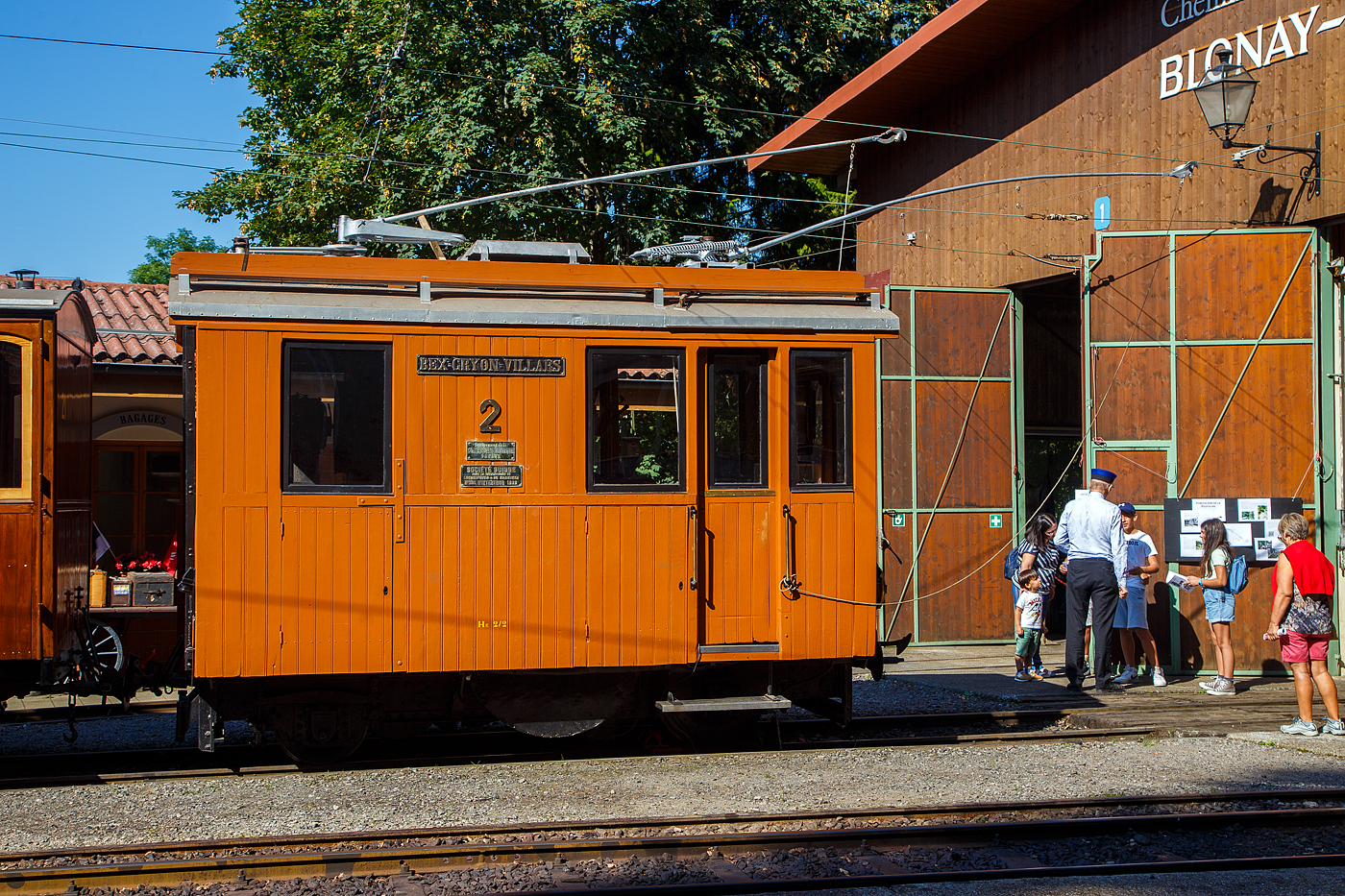 Die elektrische reine Zahnradlokomotive BGV He 2/2 2, später BVB He 2/2 2  La Grisette  der Museumsbahn Blonay–Chamby am 09 September 2023 im Museum Chaulin. Sie war eine der Highlights von der Veranstaltung an dem Wochenende welches zum 125 Jahre Jubiläum der BVB unter dem Motto  Le Chablais en fête  stand. Mit ihrem Alter von 124 ist sie die älteste erhaltene Lok der BVB (ex BGV) und passte so bestens als Ausstellungsexponat.

Die Gleichstrom-Zahnradelektrolok wurde 1899 von der Schweizerischen Lokomotiv- und Maschinenfabrik (SLM) in Winterthur unter der Fabriknummer 1196 gebaut, der elektrische Teil ist von der CIE (Compagnie de l'industrie électrique, ab 1902 CIEM - Compagnie de l’industrie électrique et mécanique und ab 1918 Société Anonyme des Ateliers de Sécheron). Die Lieferung erfolgte an die Chemin de fer électrique Bex–Gryon–Villars (BGV), ab 1905 Chemin de fer Bex–Gryon–Villars–Chesières (BGVC), im Jahr 1942 fusionierten die BGVC mit der VB zur BVB. Im Jahre 1999 fusionierte die BVB mit der Chemin der fer Aigle–Ollon–Monthey–Champéry (AOMC), der Chemin de fer Aigle–Leysin (AL) und der Chemin de fer Aigle–Sépey–Diablerets (ASD) zu den Transports Publics du Chablais (TPC). Mit der Gründung der TPC konnten die vorher zum Teil von der Einstellung bedrohten Schmalspurbahnen ihre Mittel zusammenlegen und ihr Angebot vereinheitlichen.

Die Lok erhielt 1920 einen neuen Lokomotivkasten und war so bis 1985 bei der BVG, insbesondere für den Schneepflugdienst, in Betrieb. Den Spitznamen „la Grisette“ erhielt sie, weil sie ursprünglich eine graue Lackierung trug. Später ging sie an den Verein B.V.B. Promotion, der sie 1997 nicht betriebsfähig restaurierte, im Oktober 2011 ging sie dann an die Museumsbahn Blonay–Chamby und war bis 2014 in einer Lagerhalle abgestellt. Da die SLM He 2/2 elektrische Lokomotiven mit reinen Zahnradantrieb sind und so keinen Adhäsionsantrieb besitzen, können sie sich also nur in einem mit Zahnstange versehenen Gleis fortbewegen, so bleibt die BVB He 2/2 2  La Grisette  bei der BC wohl eine reines Ausstellungsexponat.

Die SLM He 2/2 sind elektrische Lokomotiven mit Zahnradantrieb, die von der Schweizerischen Lokomotiv- und Maschinenfabrik (SLM) gebaut und mit Drehstrom- oder Gleichstrom-Ausrüstungen verschiedener Hersteller wie Alioth, BBC, CIE, MFO und Rieter versehen wurden. He 2/2 wurden von 1898 bis 1957 in den Spurweiten 800, 1.000 und 1.435 mm hergestellt. Sie weisen keinen Adhäsionsantrieb auf, können sich also nur in einem mit Zahnstange versehenen Gleis fortbewegen.

Bei Lokomotiven der Bex-Villars-Bretaye-Bahn (BVB) und zwei Triebzahnrädern handelt es sich um reine Zahnradlokomotiven. Die beiden Triebzahnräder, für das Zahnstangensystem Abt sind nicht auf den Laufachsen angebracht, sondern unmittelbar neben der Laufachsen gegen die Fahrzeugmitte. Der mechanische Teil stammt von der Schweizerischen Lokomotiv- und Maschinenfabrik (SLM) in Winterthur.

Die 5.000 mm langen Lokomotiven mit einem Dienstgewicht von rund 14,8 t verkehren mit ihren 2 x 81 kW = 162 kW (220 PS) Leistung auf Neigungen bis zu 200 ‰. Sie erreichen dabei bei der Bergfahrt eine Geschwindigkeit von rund 10 km/h, bei Talfahrt war die Geschwindigkeit aus Sicherheitsgründen auf maximal 7,5 km/h limitiert.

TECHNISCH DATEN:
Baujahr: 1899
Nummerierung: 1 und 2 (später noch 3 und 4 von der MC)
Spurweite: 1.000 mm
Achsfolge: 1zz1
Zahnradsystem:  Abt
Länge über Puffer : 5.000 mm
Länge Lokkasten: 4.250 mm 
Breite: 2.500 mm
Achsstand: 2.270 mm 
Zahnradabstand: 930 mm 
(720 – 930 – 520 mm)
Zahnradteilkreis-Ø: 573 mm
Dienstgewicht: 14,8  t
Leistung: 2 x 110 kW
Zul. Höchstgeschwindigkeit: 10 km/h (Talfahrt 7,5 km/h)
Übersetzung:  1:7,84
Stromsystem: 700 V DC (Gleichstrom)
Max. Neigung : 200 ‰
