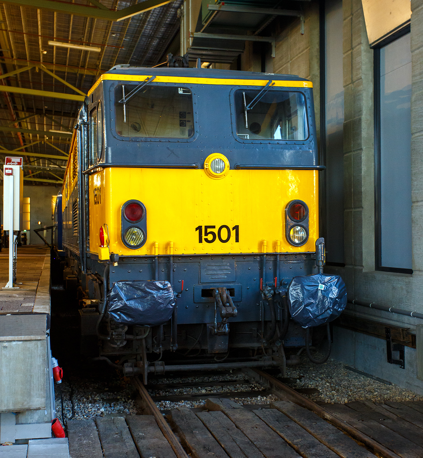 Die Elektrolokomotive NS 1501 „Diana“, ex BR E27003 „Diana“, am 29 April 2025 im Het Spoorwegmuseum (bis 2005 NSM - Nederlands Spoorwegmuseum / Niederländischen Eisenbahnmuseum) in Utrecht im Bahnhof Maliebaanstation. Ein Eisenbahnmuseum das zum Verweilen einlädt, leider fehlte uns dieses Mal die Zeit dafür.  

Die Lok wurde 1954 von den Gorton Locomotive Works in Manchester (GB), mit der elektrischen Ausrüstung von Metropolitan Vickers in Manchester, gebaut und an die BR - British Railways (heute British Rail) als 27003 „Diana“, ab 1957 wurde sie als BR E27003 „Diana“ geführt. Im Jahr 1969 kaufte die NS - Nederlandse Spoorwegen (Niederländischen Staatsbahnen, heute Niederländische Eisenbahnen AG) alle 7 Loks der British Rail Class 77. Die dann als Serie NS 1500 geführt wurden. Wobei nur 6 Loks bei der NS zum Einsatz kamen, die ex BR E27005 „Minerva“ diente als Ersatzteilspender, der Rest von ihr wurde bereits im November 1969 verschrottet. 
