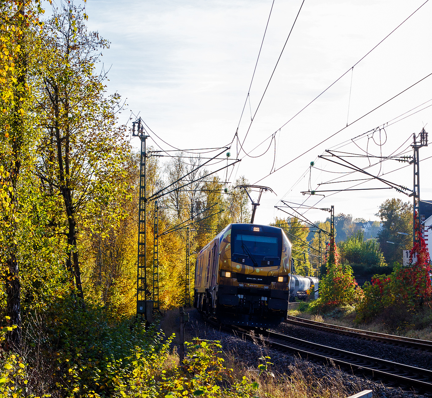 Die fast noch Fabrikneue, gerade mal sechs Wochen alt, und an die dispo-Tf Rail GmbH (Berlin) vermietete Stadler EURO 9000 der ELP - European Loc Pool AG (Frauenfeld/CH) 2019 317-7 (90 80 2019 317-7 D-ELP) fährt am 26 Oktober 2024, mit einem Zuckerzug (VTG Wagen der Gattung Uagnpps), durch Kirchen (Sieg) in Richtung Siegen. Vermutlich ist sie hier an die RTB CARGO GmbH (Düren) untervermietet.

Die Stadler EURO 9000 eine Co'Co'- DualModeLok wurde 2024 von Stadler Rail Valencia S.A.U. in Albuixech (Spanien) unter der Fabriknummer 4339 gebaut und am 18.09.2024 an die ELP - European Loc Pool AG in Frauenfeld (CH) ausgeliefert. Seit dem 18.09.2024 ist sie auch an die dispo-Tf Rail GmbH (Berlin) vermietet.