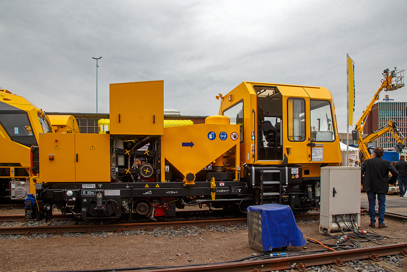 Die Firma Hans Strube GmbH & Co. KG aus Buchholz (Nordheide) präsentierte auf der iaf 2022 (28. Internationale Ausstellung Fahrwegtechnik) in Münster, hier am 31 Mai 2022, das Gleiskraftwagen SKL – F mit Schienenfräse, Nebenfahrzeug D-STRU 99 80 9685 044-6.

Das Gleiskraftwagen SKL 26 LK wurde 1993 vom Werk für Gleisbaumechanik der DR (später/heute GBM Gleisbaumechanik Brandenburg/H. GmbH) unter der Fabriknummer 29.1.051 noch für die DR - Deutsche Reichsbahn gebaut. Ab 01.01.1994 dann als DB 29.1.051 der Deutsche Bahn AG, GB Bahnbau, später DB Netz AG. Im Jahr 2015 ging er an die Fima Hans Strube Gleisbau, Hochbau, Tiefbau GmbH & Co. KG in Buchholz (Nordheide), wo er auch aufgearbeitet wurde. Bei der BMB Bremer Maschinenbau GmbH erfolgte 2021 der Umbau/Aufbau einer mit Schienenfräseinrichtung. Die Firma Hans Strube vermarktet dieses nun unter der Bezeichnung „SKL-F“ 

Das Spender-/Trägerfahrzeug ex DR SKL 26 LK (BA 291) hat einem MAN-Motor und ein ZF Getriebe, dies kann man anhand der Nr. 29.1 (BA 291) eindeutig erkennen.

Die letzte rein  ostdeutsche  Entwicklung eines Schwerkleinwagens war der SKL 26 LK. Das ab 1991 bei dem DR-Werk für Gleisbaumechanik (GBM) in Brandenburg (Havel) gebaute Fahrzeug war deutlich moderner als die bisherigen ost- und westdeutschen Fahrzeuge. Die Öffnung der DDR und die darauf folgende Wiedervereinigung erschlossen neue Beschaffungswege, so dass die Motoren und Getriebe in Westdeutschland bzw. im westeuropäischen Ausland bezogen wurden.

Das Fahrzeug wurde fast komplett neu konstruiert und hat nur geringe Ähnlichkeiten mit seiner Vorgängerbauart SKL 25. Die auffälligste Neuerung gegenüber seinem Vorgänger ist das neu entwickelte Führerhaus, das neben technischen Neuerungen ein deutlich moderneres Aussehen, größere Fensterflächen und Schiebetüren statt der zuvor verwendeten Klapptüren aufweist. Durch die Wiedervereinigung war es der DR nun auch möglich, Motoren, Getriebe und Ladekräne von Herstellern zu beziehen, die nicht in der DDR vertreten waren. So wurden neben Atlas-Kranen auch Motoren von MAN und Deutz eingebaut, die im SKL 26 verbauten Getriebe stammen von ZF und Clark. Im Gegensatz zum SKL 25 wurde keine Variante ohne Ladekran mehr angeboten. 

Die Höchstgeschwindigkeit beträgt 80 km/h und damit deutlich mehr als bei der Vorgängerbauart. Diese Anhebung war nötig, da die regulären Zuggeschwindigkeiten ebenfalls angestiegen waren und die älteren SKL somit eine Behinderung auf regulär befahrenen Strecken darstellten.

Die möglichen Kombinationen aus Motor und Getriebe führten zu vier Bauarten des SKL 26, die durch die Betriebsnummer unterschieden wurden: Die Bauartnummer 26 bezeichnet Fahrzeuge mit Deutz-Motoren, die Bauartnummer 29 diejenigen mit MAN-Motoren. Die anschließende Ziffer unterscheidet zwischen den Getrieben der Firmen ZF (26.1 bzw. 29.1) und Clark (26.2 bzw. 29.2). Trotz dieser Unterscheidungen ist die laufende Nummer der Fahrzeuge eindeutig.

Aus dem SKL 26 wurde 1994 die sehr erfolgreiche GAF-Baureihe entwickelt, die abweichend zu den bisherigen Nebenfahrzeugen über reguläre Zug- und Stoßeinrichtungen verfügt. Die Produktion des SKL 26 wurde daraufhin im folgenden Jahr eingestellt.

TECHNISCHE DATEN:
Spurweite:  1.435 mm (Normalspur)
Achsformel:  B
Länge über Kupplung:  7.780 mm 
Höhe: 3.310 mm
Breite: 2.600 mm
Achsabstand: 	4.800 mm
Treibraddurchmesser:  750 mm
Leergewicht: 15.800 kg
Nutzlast: 	1.700 kg
Zul. Anhängelast: 40 t
Höchstgeschwindigkeit: 	80 km/h
Installierte Leistung: 118 kW (160 PS)
Motorentyp: MAN 6-Zylinder Dieselmotor Serie 26.... (Deutz F6L413F)
Bremse: 	indirekte Druckluft-Klotzbremse, Federspeicherbremse
Kupplungstyp: 	Mittelpuffer-Nebenfahrzeugkupplung (Rockinger Kupplung)
Zur Mitfahrt zugel. Personenanzahl: 6
