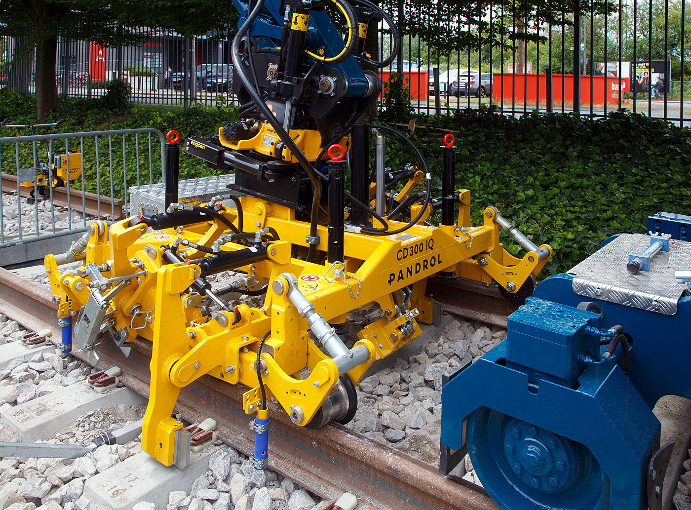 Die franz�sische Firma PANDROL aus Colombes (bei Paris) pr�sentierte auf der 28. Internationale Ausstellung Fahrwegtechnik 2022 (iaf) in M�nster, hier am 31 Mai 2022, u.a. ihr Baggeranbauger�t Clip Driver CD300 IQ ist eine hochproduktive Clipmaschine, f�r die Installation von Pandrol Fastclip FC und FE (zur Schienenbefestigung). Hier anbaut an einen leichten ZW-Ketten-Kompaktbagger vom Typ Takeuchi TB 290-2 CM der d�nischen Aarsleff Rail.A/S.