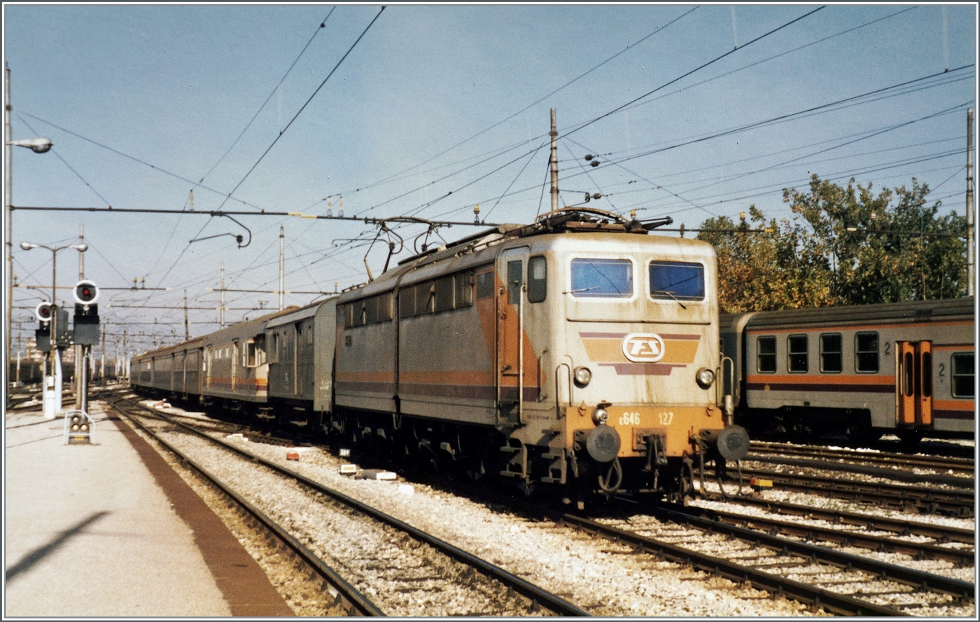 Die FS E. 646 127 erreicht mit einem Regionalzug den Bahnhof von Firenze SMN. Interessant ist der wohl zweiachsige Gepäckwagen gleich hinter der Lok.  

Analogbild vom Dezember 1987