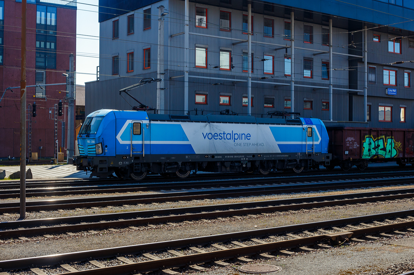 Die für die voestalpine fahrende Siemens Vectron AC 193 250 / 193 - 250 (91 80 6193 250-8 D-ELOC) der ELL Austria GmbH (European Locomotive Leasing, Wien) fährt am 04 April 2025 mit einem Hochbordwagen-Zug (offene Güterwagen der Gattung Eaos) durch den Hauptbahnhof Linz /Donau (A) in Richtung dem Stahlwerk der voestalpine.

Die Siemens Vectron AC wurde 2016 von Siemens Mobility GmbH in München-Allach unter der Fabriknummer 22015 gebaut und an die European Locomotive Leasing (Wien) geliefert. Diese Vectron Lokomotive ist als AC – Lokomotive (Wechselstrom Lok) in der Variante B01 mit 6.400 kW konzipiert und zugelassen für Deutschland und Österreich. So besitzt sie die Zugsicherungssysteme ETCS BaseLine 3, sowie für Deutschland PZB90 / LZB80 (CIR-ELKE I) und für Österreich (ETCS Level 1 mit Euroloop, ETCS Level 2, PZB90 / LZB80.