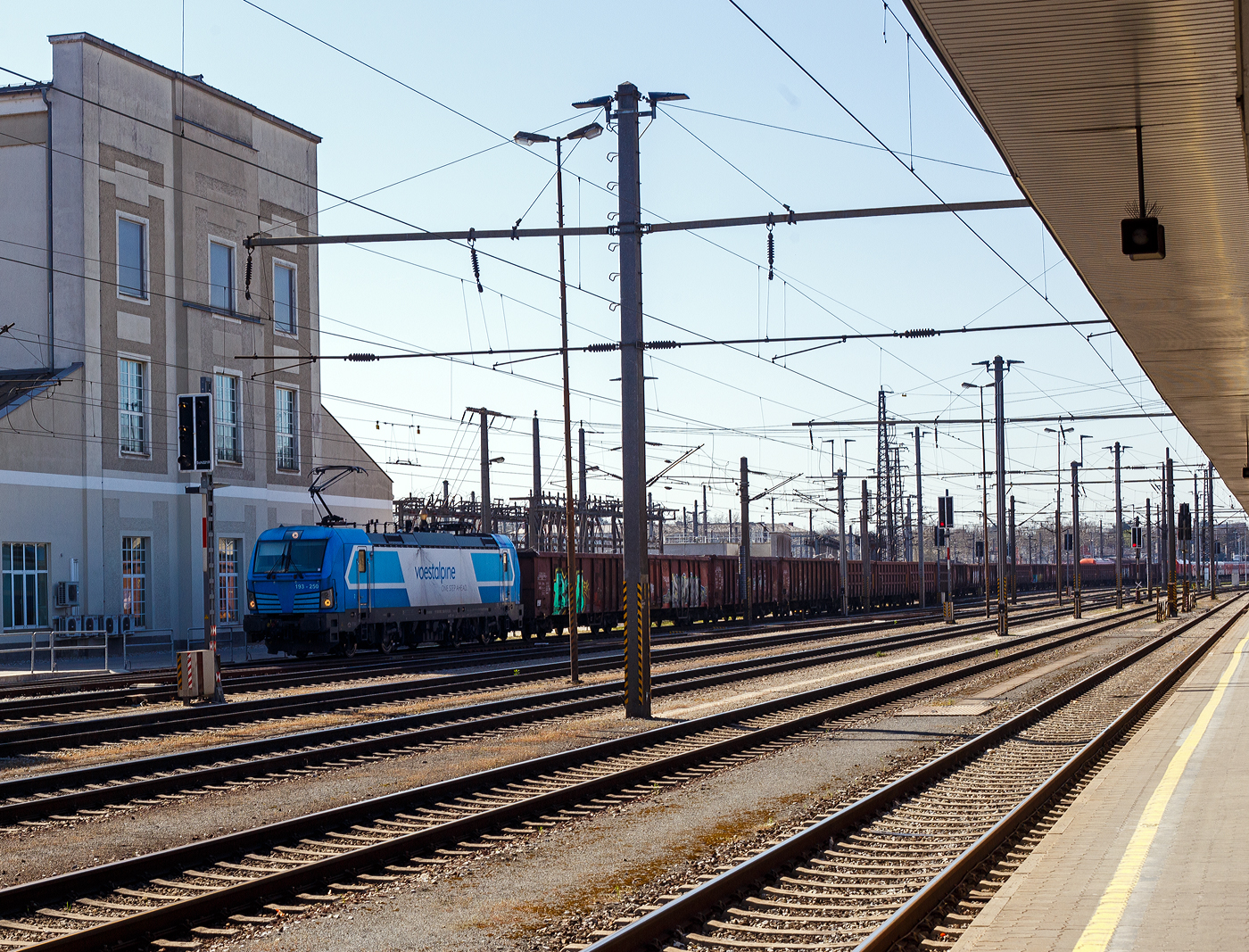 Die für die voestalpine fahrende Siemens Vectron AC 193 250 / 193 - 250 (91 80 6193 250-8 D-ELOC) der ELL Austria GmbH (European Locomotive Leasing, Wien) fährt am 04 April 2025 mit einem Hochbordwagen-Zug (offene Güterwagen der Gattung Eaos) durch den Hauptbahnhof Linz /Donau (A) in Richtung dem Stahlwerk der voestalpine.

Die Siemens Vectron AC wurde 2016 von Siemens Mobility GmbH in München-Allach unter der Fabriknummer 22015 gebaut und an die European Locomotive Leasing (Wien) geliefert. Diese Vectron Lokomotive ist als AC – Lokomotive (Wechselstrom Lok) in der Variante B01 mit 6.400 kW konzipiert und zugelassen für Deutschland und Österreich. So besitzt sie die Zugsicherungssysteme ETCS BaseLine 3, sowie für Deutschland PZB90 / LZB80 (CIR-ELKE I) und für Österreich (ETCS Level 1 mit Euroloop, ETCS Level 2, PZB90 / LZB80.