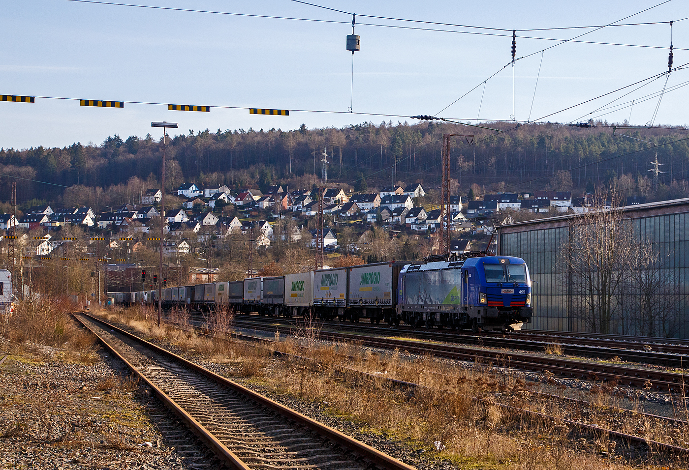 Die HUPAC bzw. BLS Cargo 495 - 193 495 (91 80 6193 495-9 D-BLSC) fährt am 20 Februar 2021 mit einem KLV-Zug, auf der Siegstrecke durch Siegen (Kaan-Marienborn) in Richtung Siegen, da es ein KLV-Zug ist geht dieser Zug über die Siegstrecke in Richtung Köln.

Die Siemens Vectron MS wurde 2018 von Siemens Mobilitiy in München-Allach unter der Fabriknummer 22386 gebaut und an die HUPAC SA. (Chiasso) geliefert. Die Lok wurde durch/über die BLS Cargo in Deutschland eingestellt. Sie hat die Zulassungen für Deutschland, Österreich, Schweiz, Italien und die Niederlande (D, A, CH, I, NL). Die Vectron MS hat eine Leistung von 6,4 MW und eine Höchstgeschwindigkeit von 160 km/h.