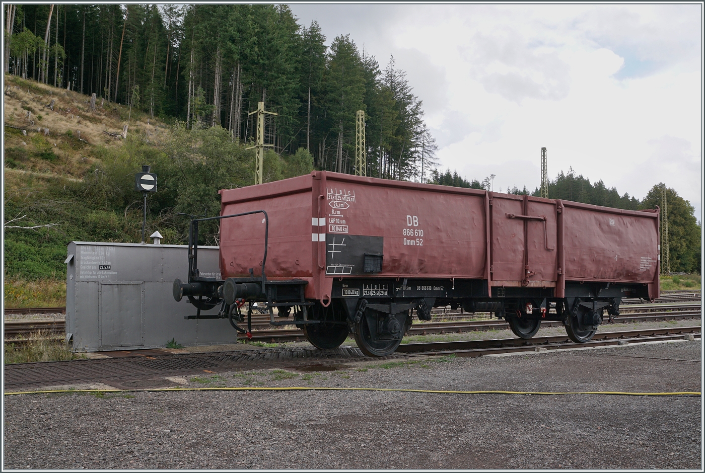Die IG 3Seenbahn e. V. bemüht sich um den Erhalt des typischen Bundesbahn Rollmaterial aus der Epoche III, und dazu gehört auch dieser Omm52 mit der Nummer 866 610; ein Wagen, der früher überall zu sehen und im Einsatz war.

Seebrugg, den 22. Sept. 2023