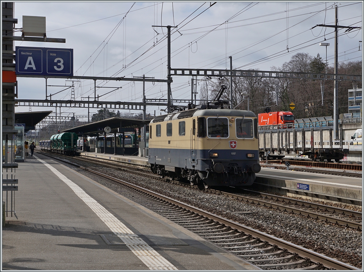 Die IRSI Re 4/4 II 11387 (Re 421 387-2), welche die in der Revision weilende BAM MBC Re 4/4 II ersetzt, ist mit ihrem Kieszug von Gland nach Apples in Morges eingetroffen und lässt in (für mich) überraschend stehen um nach Lausanne Triage zu fahren. 

4. März 2024