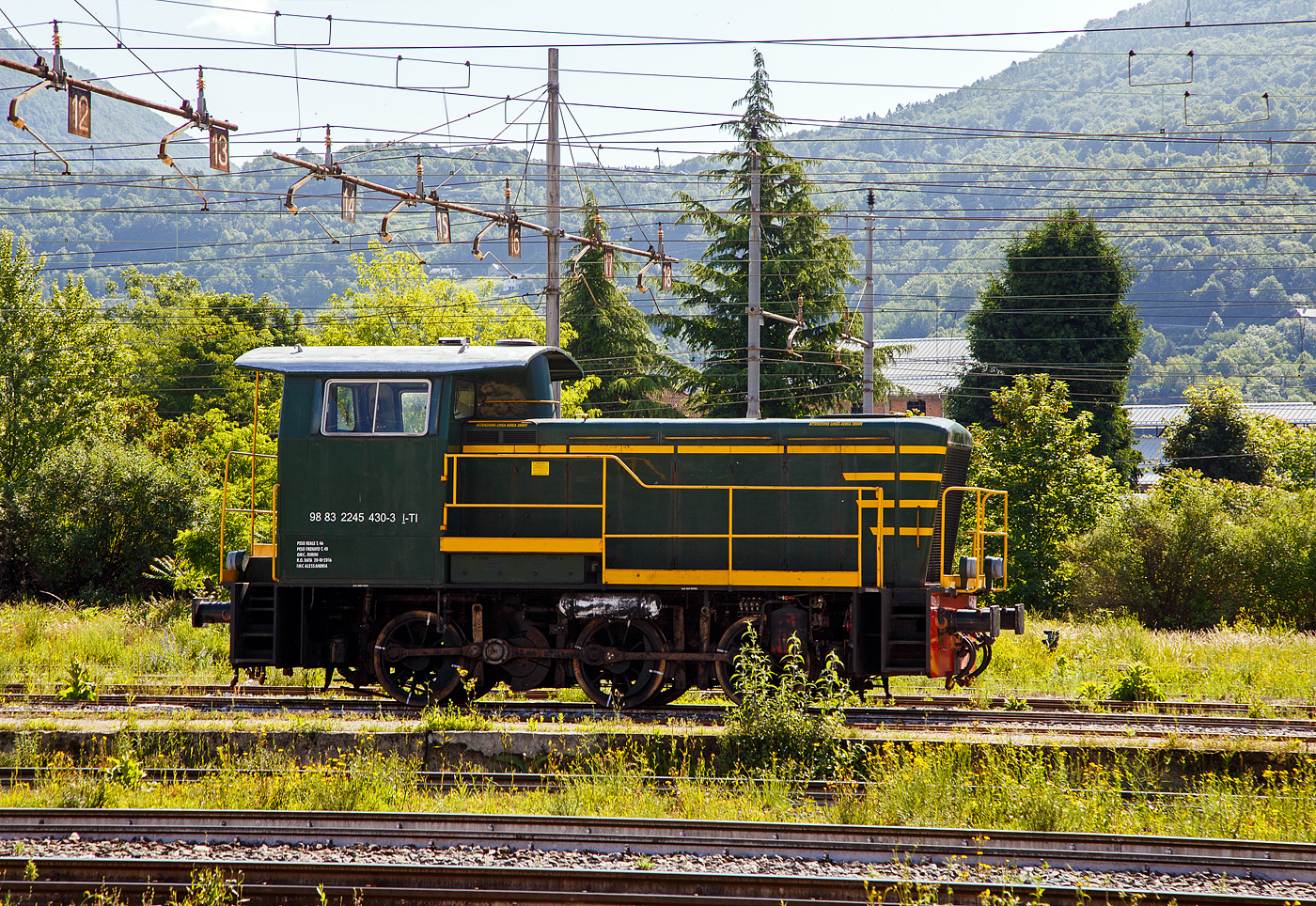 Die italienische Dieselrangierlok D.245.2230 (98 83 2245 430-3 I-TI) der Trenitalia (100-prozentige Tochtergesellschaft der FS), ist am 26.05.2023 im Bahnhof Domodossola abgestellt.

Die FS (Ferrovie dello Stato Italiane S.p.A. / Italienische Staatseisenbahnen AG) führte 1963 die Reihe D.245 als leistungsfähigste Rangierlok ein. Die dreiachsigen Kraftpakete (Achsfolge C) wurden von verschiedenen Firmen in unterschiedlichen Formen geliefert.

Die Formen ergeben sich aus den unterschiedlichen Serien, Herstellern und Baujahren und sind wie folgt:
245.6001–6124, Baujahre 1963 bis 1969, Cantieri Navali Riuniti/OM/Jenbacher Werke
245.0001–0058, Baujahre 1964 bis 1968, Hersteller: Antonio Badoni/OM
245.1001–1020, Baujahre 1964 bis 1968, Hersteller: OM/FIAT-Mercedes-Benz
245.2001–2020, Baujahr 1966, Hersteller: Officine Meccaniche Reggiane/Breda
245.2101–2286, Baujahre 1976 bis 1987, Hersteller: Breda/Antonio Badoni/Greco/Ferrosud/IMMER
245.8001–8003, Baujahre 1958 bis 1962, dies waren später von der FS von einem Unternehmen erworben drei Lokomotiven vom Typ Jung R42C, die später zur Hafenbahn Genua kamen.

Sie hat ein hydraulisches Getriebe und Stangenantrieb. Die Achsen werden mittels Kuppelstangen von einer Blindwelle (zwischen der 2. Und 3. Achse) angetrieben. Die Lok hat einen, von 440 auf 370 kW, gedrosselten 12-Zylinderdieselmotor vom Typ Breda ID36, der die Leistung auf das Voith Strömungsgetriebe (hydrostatisch), vom Typ L24. Die Dauerabtriebsleistung beträgt 275 kW. Die Kraftübertragung erfolgt über eine zwischen dem 2. und 3. Radsatz liegenden Blindwelle, Blindwellenkurbeln an den beiden Blindwellenenden und Kuppelstangen auf die Räder der Lok.

Technische Daten:
Spurweite: 1.435 mm (Normalspur)
Achsformel: C
Länge über Puffer: 9.240 mm
Achsabstände: 1.500 / 2.500 mm
Eigengewicht: 46 t
Höchstgeschwindigkeit: 64 km/h (im Rangiergang 32 km/h)
Motorleistung: 370 kW
Dauerleistung: 275 kW
Treibraddurchmesser: 1.040 mm  