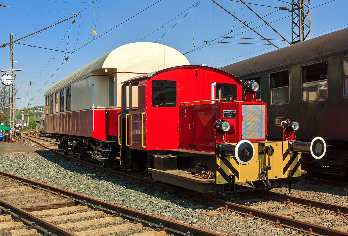 Die Kö 0188 (ex DB 311 188) steht am 23.04.2011, mit einem unbekannten dreiachsige Reisezugwagen, im Südwestfälische Eisenbahnmuseum in Siegen.

Die Lok wurde 1935 bei der Maschinenfabrik Esslingen mit der Fabriknummer 4290 gebaut.
