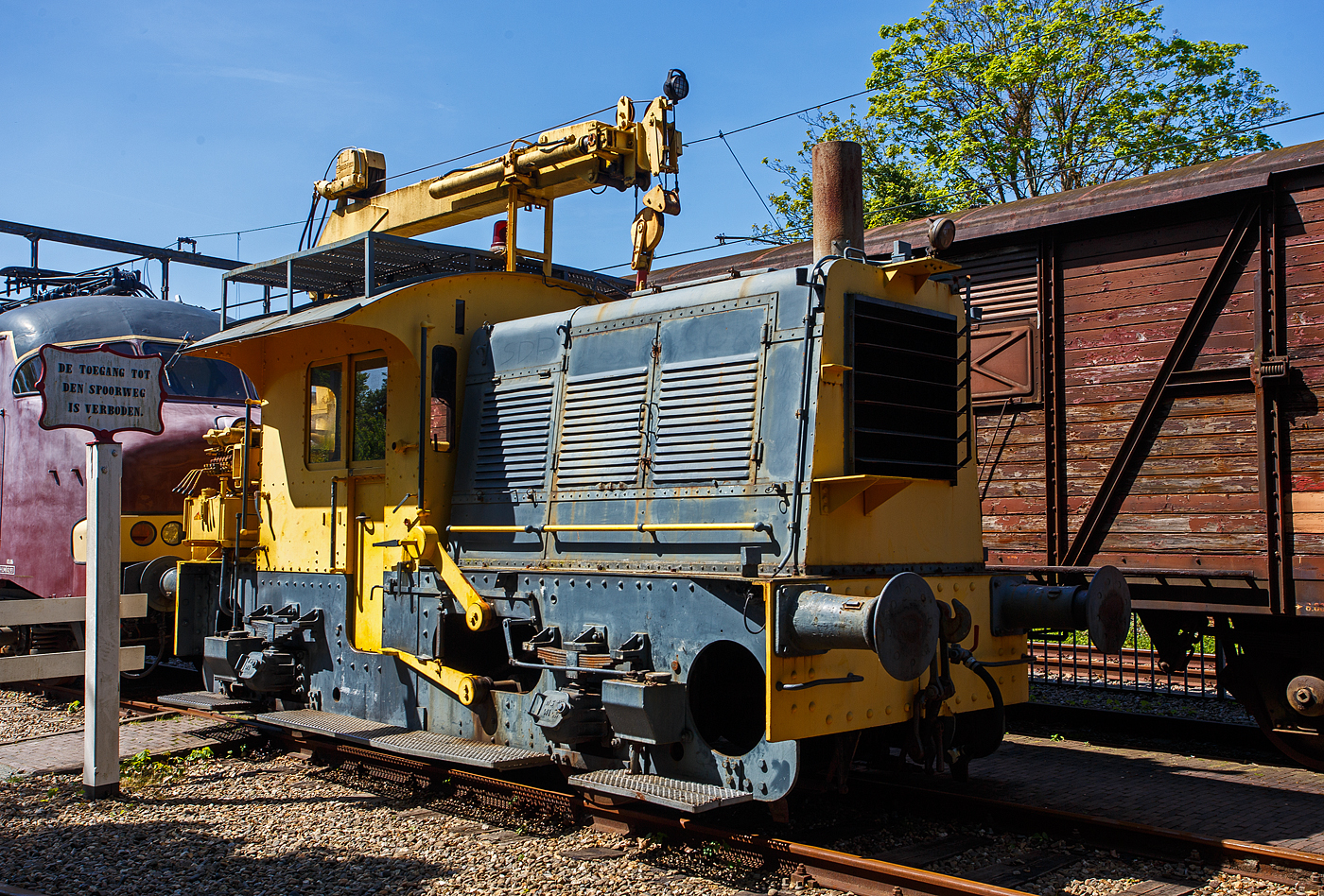 Die Kranlok/Kraansik NS 362K, eine Dieselelektrische-Rangierlokomotive mit hydraulischen Teleskopkran der NS-Serie 200/300 „Sik“ (Baureihe), am 29 April 2025 im Het Spoorwegmuseum (bis 2005 NSM - Nederlands Spoorwegmuseum / Niederl�ndischen Eisenbahnmuseum) in Utrecht im ehemaligen Bahnhof Maliebaan. 

Die diesel-elektrische Rangierlokomotive der NS-Serie 200 „Sik“ der 6. und letzten Bauserie wurde 1951 von Werkspoor NV in Amsterdam unter der Fabriknummer 899 gebaut und an die NS geliefert. 1974 wurde die Rangierlokomotive zur NS 362 K umgebaut und erhielt den HIAB hydraulischen Teleskopkran. Im Zuge einer Umverteilung (1997) nach der Privatisierung der NS wurde die Lokomotive 362 der Strukton-Gruppe zugeteilt. 2001 �bergab Strukton sie an NedTrain, die sie 2004 dem Eisenbahnmuseum als Leihgabe �berlie�.

Die Rangierlokomotiven NS-Serie 200/300 „Sik“:
Die NS-Lokomotiven der Baureihe 200 (auch Sik genannt) sind �berwiegend von Werkspoor gebaute Lokomotiven, die bei den Niederl�ndischen Eisenbahnen h�ufig zum Rangieren von G�terwagen und zum Ziehen kurzer G�terz�ge eingesetzt wurden. Diese Lokomotiven kamen auch auf verschiedenen privaten Bahnen zum Einsatz.

Diese Lokomotiven wurden zwischen 1934 und 1940 sowie zwischen 1949 und 1951 in 6 Bauserien gebaut und trugen urspr�nglich den Namen „Groote Sik“ (Gro�e Sik). Anfangs waren die Siks gr�n lackiert, ab den 1970er Jahren wurde daraus die gelbgraue NS-Lackierung. Ab 2008 wurden fast alle Lokomotiven au�er Dienst gestellt, da sie aufgrund fehlender Not-Aus-Systeme nach Arbeitsschutzstandards als unsicher eingestuft wurden. Einige Exemplare sind noch heute in Museen im Einsatz.

Technik:
Nach der erfolgreichen Einf�hrung der  Ursik  ( Oersik ) ging man daran, einen weiterentwickelten, leistungsst�rkeren Typ zu schaffen. W�hrend die Art der Bedienung von den seitlichen Trittbrettern aus gleich blieb, wurden technisch komplett neue Wege beschritten. Statt mit Benzin betrieben und mit mechanischer Kraft�bertragung setzte man auf Dieselelektrische Loks. Die Entwicklung lag komplett in niederl�ndischer Hand.

Aufgrund ihrer geringen Zugkraft und insbesondere der geringen Bremsleistung waren die ersten Lokomotiven nur langsam man�vrierf�hig. Das Ziehen oder Schieben von mehr als sechs beladenen G�terwagen wurde schnell problematisch. Die Lokomotiven hatten keine Druckluftbremsen. Die Bedienung der Lokomotiven war auch �ber die seitlichen Trittstufen m�glich. Der Antrieb erfolgte dieselelektrisch. Die Lokomotiven wurden mit einem Dreizylinder-Viertaktmotor vom Typ „Stork Ricardo“ ausgestattet. Dieser trieb einen Generator an, der die Elektromotoren speiste. Bemerkenswert an dieser Lokomotive war, dass kein spezielles K�hlmittel (Wasser mit Frostschutzmittel) verwendet wurde, sondern der Dieselkraftstoff selbst als K�hlmittel diente. Dies bot eine automatische Sicherheitsfunktion bei niedrigem K�hlmittelstand (kein K�hlmittel = kein Kraftstoff = Motor stoppt) und wurde daher nicht �berwacht.

Die Bremsen sind relativ einfach zu bedienen. Die Lokomotive verf�gt �ber eine Handbremse, eine Fallbremse und eine Fu�bremse. Fallbremse und Fu�bremse lassen sich leicht von au�en bedienen. Die Fu�bremse ist ein Pedalhebel, der die Bremsbel�ge gegen die R�der dr�ckt. Die Handbremse hat die gleiche Funktion, wird jedoch �ber eine Kurbel vom F�hrerstand aus bedient. Die Fallbremse ist ein vertikal drehbarer Hebel, der durch sein Gewicht die Bremskraft aufbringt und die Lokomotive beim Absteigen des Lokf�hrers am Boden h�lt. Dies erm�glicht auch eine pr�zisere Einstellung der Bremskraft. Die Bremsen werden in allen F�llen rein mechanisch bet�tigt.

Die  Sikjes  der Serie 200/300 waren nicht nur deutlich l�nger, sondern doppelt so schnell und nahezu doppelt so schwer wie ihre Vorg�ngerinnen. Im Laufe der Jahre wurden einige konstruktive �nderungen vorgenommen. Ab 1961 wurde der urspr�nglich eingebaute 4-Zylinder-Dieselmotor von Stork Ganz-Jendrassik GT4x150 wurde durch einen Dreizylindrigen Nachfolger aus gleichem Hause des Typs Stork Ricardo R 153 ersetzt. Der Motor leistete 85 PS.

Die Lokomotiven sind 7,22 Meter lang, 2,80 Meter breit und 3,50 Meter �ber den Schienen. Der Radstand betr�gt 3,20 Meter. Das Gesamtgewicht betr�gt 21 Tonnen, wobei die Vorderachse eine Achslast von 9,5 Tonnen und die Hinterachse eine Achslast von 11,5 Tonnen aufweist. Die Lokomotiven, die ab 1972 mit einem Kran ausgestattet wurden, wiegen 23 Tonnen.

Eine Lokomotive mit Heemaf-System ist mit einem GMT 82 Hauptgenerator mit 48 kW Leistung und zwei TM6-Fahrmotoren mit 28 kW Leistung ausgestattet. Eine Lokomotive mit einer Smit Slikkerveer-Installation ist mit einem Hauptgenerator des Typs G40/23, G42/20 oder G45/25 und zwei Fahrmotoren des Typs GT322/7 ausgestattet. Die Leistungsdaten sind gleich.

Die Fahrmotoren befinden sich �ber beiden Achsen. Sie arbeiten mit einer Spannung von 220 Volt und einer Stromst�rke von 150 Ampere bei einer Drehzahl von 2.500 Umdrehungen pro Minute. Die Fahrmotoren sind Stra�enbahnartig gelagert. Der Fahrmotor ruht einseitig auf einem Stahlgussrohr, das mit zwei Kegellagern auf der Achse gelagert ist. Das Motorgeh�use ist mit zwei Kappen auf dem Stahlgussrohr Gummigelagert verklemmt.

Das Motorwelle-Ritzel treibt formschl�ssig das fest auf der Radachse sitzende 
Zahnrad an. Das �bersetzungsverh�ltnis betr�gt so 15:96. Die Lokomotive ist f�r eine Geschwindigkeit von 60 Kilometern pro Stunde ausgelegt. Die Achsfolge der Lokomotive ist B. Die R�der haben einen Laufdurchmesser von 1.000 mm (neu). Die Lokomotive ist mit einem Kraftstofftank mit einem Fassungsverm�gen von 100 Litern ausgestattet.

Zur Kraansik umgebaute Lok:
Im Jahr 1972 wurde der (noch Gr�ne) Sik 360 versuchsweise mit einem 1,5 Tonnen schweren hydraulischen Teleskopkran von HIAB ausgestattet. Dadurch war es m�glich, unter anderem Weichenteile auf Bahnh�fen auszutauschen. Der „HIAB-Kran“ sitzt hinter dem F�hrerhaus am Heck, auf einer den Batteriekasten �berbauenden daf�r neuangefertigten Schwei�konstruktion (Rahmen). Der Batteriekasten musste f�r den Umbau erheblich verkleinert und der hintere Sandkasten versetzt werden. Auch der erforderliche Hydraulik�ltank fand nun neben sehr kleinen dem Batteriekasten Platz. 

Der Antrieb der Hydraulikpumpe f�r den Kran erfolgt �ber Keilriemen vom Dieselmotor. Der Kran l�sst sich auf maximal 6,5 Meter ausfahren und kann dann immer noch ein Gewicht von 1.500 kg heben. Der Test verlief erfolgreich und es wurde beschlossen, mehrere Lokomotiven mit einem Kran auszustatten, dies waren: 
1974: der 309, 355, 361 und der 362 (dieser)
1975: die 227, 242, 246, 248, 250, 265, 274, 276 und die 368.
1982: der 344.
1983: der 252 und der 284.

TECHNISCHE DATEN:
Hersteller: Werkspoor NV, Amsterdam (281-306 Zentrale Werkstatt Zwolle)
Elektroinstallation: Heemaf oder Smit
Gebaute Anzahl: 169 (NS 201-369)
Baujahre: 1934-1940, 1949-1951
Ausmusterung: 2008
Spurweite: 1.435 mm (Normalspur)
Achsfolge: Bo
L�nge �ber Puffer: 7.220 mm
Achsabstand: 3.200 mm
Treibraddurchmesser: 1.000 mm (neu)
Breite: 2.800 mm
H�he (ohne Kran): 3.500 mm
Eigengewicht: 21 t (als Kraansik 23 t)
Max. Achslast:11,5 (13 t)
Leistung: 62,5 kW (85 PS)
H�chstgeschwindigkeit: 60 km/h
Antrieb: 
Dieselmotor: 3-Zylinder-Viertakt-Dieselmotor (Dieselgek�hlt) vom Typ Stork Ricardo R 153 mit 85 PS (62,5 kW) Leistung bei 1.000 U/min, Motorhubraum 11,93 Liter (Bohrung � 150 x 225 mm Hub). Urspr�nglich 4-Zylinder-Dieselmotor von Stork Ganz-Jendrassik GT4x150. 
Generator: Smit G45/25 oder Heemaf GMT 82 mit 48 kW Leistung
Traktionsmotor (2 St�ck): Smit GT322/7 oder Heemaf TM 6 mit je 28 kW
�bersetzungsverh�ltnis: 15:96
Leistungs�bertragung: diesel-elektrische, je 1 E-Motor/Achsen
Anfahrzugkraft: 39,2 kN
Dauerzugkraft: 11,8 kN
Kleinster befahrbarer Gleisbogen: R 50 m
Kraftstofftank: 100 Litern

Quellen: Somda RailWiki.nl, Het Spoorwegmuseum, nmld.nl, Anschriften, Wikipedia (Niederlande), Rangierdiesel
Stand/�berarbeitung: September 2025
