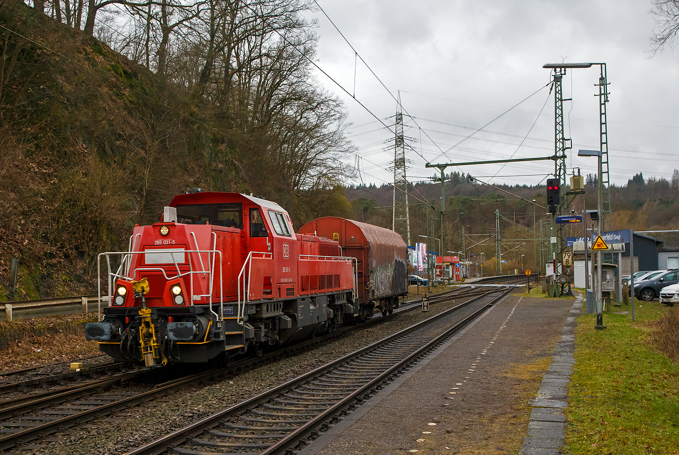 Die Kreuztaler 265 031-5 (92 80 1265 031-5 D-DB), eine Voith Gravita 15L BB der DB Cargo AG, fährt am 18.02.2023 mit einem einzelnen Coil-Güterwagen der Gattung Shimmns durch Scheuerfeld (Sieg) in Richtung Siegen bzw. Kreuztal.

Nochmal einen lieben Gruß an den sehr netten Lokführer zurück.

Die Lok wurde 2013 von Voith in Kiel unter der Fabriknummer L04-18032 gebaut und an die DB Schenker (heute DB Cargo Deutschland AG) geliefert.
