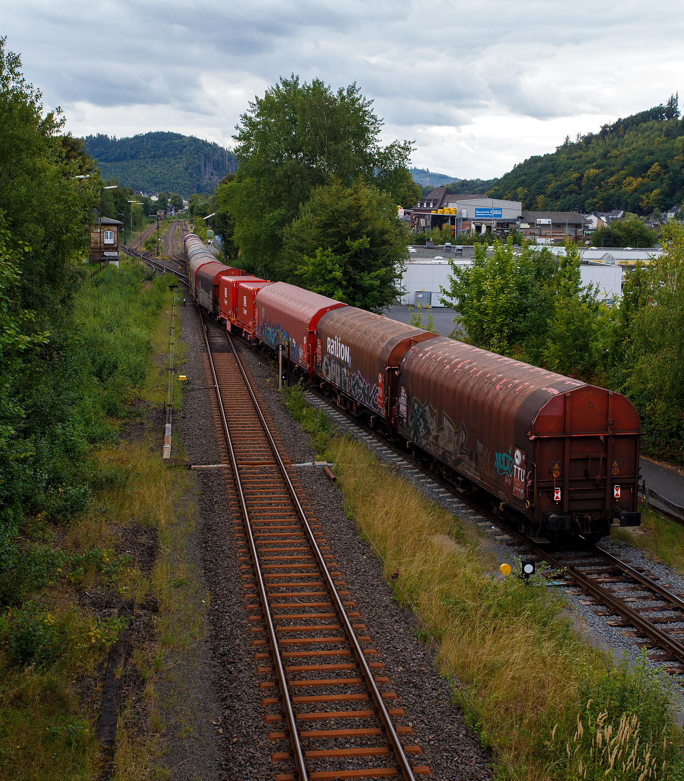 Die KSW 42 bzw. 277 902-3 (92 80 1277 902-3 D-KSW) der KSW (Kreisbahn Siegen-Wittgenstein) verlässt mit einem Übergabegüterzug den KSW Rangierbahnhof Herdorf (Freien Grunder Eisenbahn KSW NE447 / DB-Nr. 9275) und fährt über die KBS 462 „Hellertalbahn“ nach Betzdorf/Sieg nach dem Umsetzen dort geht es über die KBS 460 „Siegstrecke“ via Siegen nach Kreuztal.

Es ist für die nächsten 3 Wochen die letzte Fuhre über die KBS 460 „Siegstrecke“ nach Kreuztal, da die Strecke zwischen Siegen und Troisdorf wegen Bauarbeiten dann gesperrt ist. Dann muss die KSW über Haiger nach Dillenburg fahren und nach dem Umsetzen dort über die KBS 445 „Dillstecke“ nach Kreuztal. Da die Wagen dann leer sind ist nur der Umweg von Nachteil, nicht aber die geringere Streckenklasse CE zwischen Herdorf und Haiger.