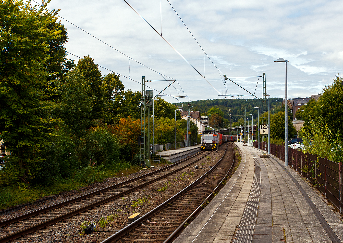 Die KSW 42 bzw. 277 902-3 (92 80 1277 902-3 D-KSW) der KSW (Kreisbahn Siegen-Wittgenstein), f�hrt am 22 August 2025, mit einem Coilzug durch Kirchen/Sieg in Richtung Betzdorf/Sieg. In Betzdorf setzt sie dann um und bringt dann den Coilzug, �ber die KBS 462 „Hellertalbahn“, nach Herdorf auf den KSW Rangierbahnhof Herdorf (Freien Grunder Eisenbahn KSW NE447 / DB-Nr. 9275). Nochmals einen lieben Gru� an das nette Lokpersonal zur�ck.

Es ist f�r die n�chsten 3 Wochen die letzte Fuhre �ber die KBS 460 „Siegstrecke“ nach Herdorf, da die Strecke zwischen Siegen und Troisdorf wegen Bauarbeiten dann gesperrt ist. Dann muss die KSW �ber die KBS 445 „Dillstecke“ bis Dillenburg fahren, nach dem Umsetzen dort geht es dann wieder ca. 5 km zur�ck nach Haiger und dann auf die „Hellertalbahn“ (Bahnstrecke Betzdorf–Haiger) nach Herdorf. Aber nicht nur der Umweg ist ein Nachteil, sondern der gr��te Nachteil ist die Streckenklasse CE (Radsatzlast 20,0 t / Meterlast 8,0 t/m) der „Hellertalbahn“ zwischen Haiger und Herdorf. Zwischen Herdorf und Betzdorf hat sie D4 (Radsatzlast 22,5 t / Meterlast 8,0 t/m). So k�nnen Coilwagen dann nicht mit voller Nutzlast verkehren, sondern m�ssen abgelastet werden, d.h. das sich z.B. nur 2 Coils anstelle von 3 Coils befinden auch wenn die 20 t Radsatzlast nicht ganz erreicht sind.