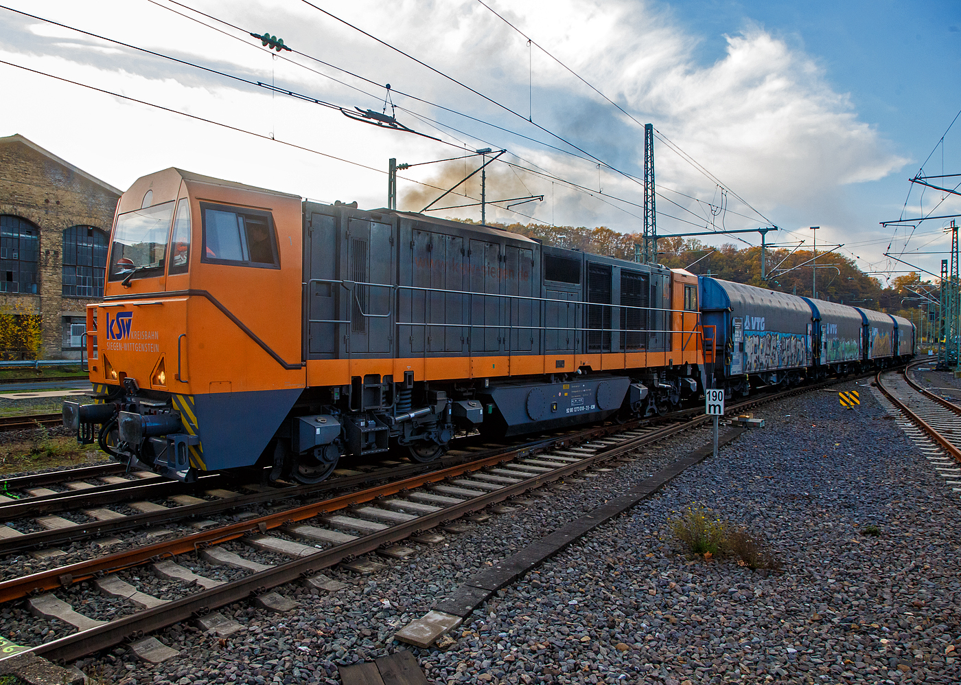Die KSW 43 (92 80 1273 018-2 D-KSW), die asymmetrische Vossloh G 2000 BB der KSW (Kreisbahn Siegen-Wittgenstein) hat am 18.11.2022, mit ihrem Coilzug (VTG Coilwagen der Gattung Shimmns-ttu) vom Hafen Duisburg kommend, Betzdorf (Sieg) erreicht. Da die Strecke nach Herdorf (KBS 462 – Hellertalbahn) noch nicht frei war musste sie kurz im Rbf warten. Nun da der HLB Triebwagen als RB 96 Betzdorf erreicht hat ist die Strecke frei und sie kann weiter nach Herdorf fahren.

Nochmal einen lieben Gruß an das Lokpersonal zurück.