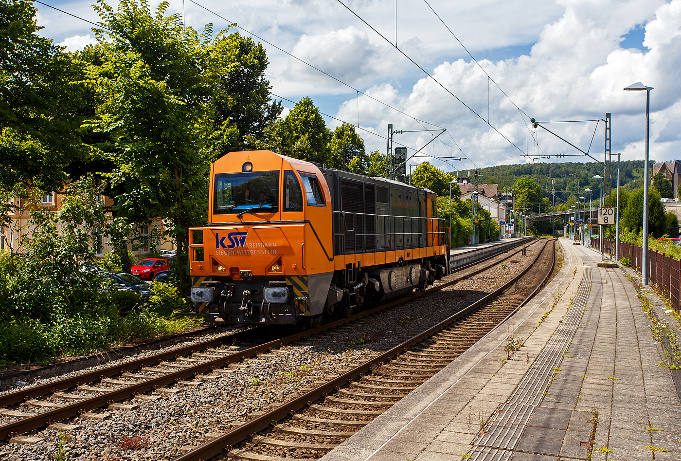 Die KSW 43 (92 80 1273 018-2 D-KSW), die asymmetrische Vossloh G 2000 BB der KSW (Kreisbahn Siegen-Wittgenstein) fährt am 14 Juli 2024, als Lz (Lokzug) bzw. auf Tfzf (Triebfahrzeugfahrt), durch Kirchen(Sieg) in Richtung Betzdorf bzw, Köln,

Nochmals einen lieben Gruß an den netten Lokführer zurück.