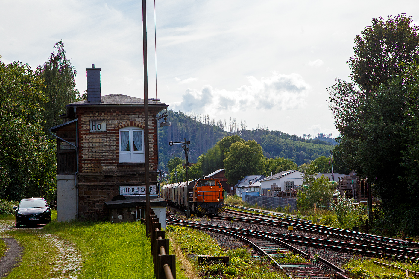 Die KSW 44 (92 80 1271 004-4 D-KSW) eine MaK G 1000 BB der KSW (Kreisbahn Siegen-Wittgenstein), mit einem Coilzug muss am 12.07.2023 auf Gleis 2 im Bahnhof Herdorf noch warten bis die Weichen gestellt sind. 