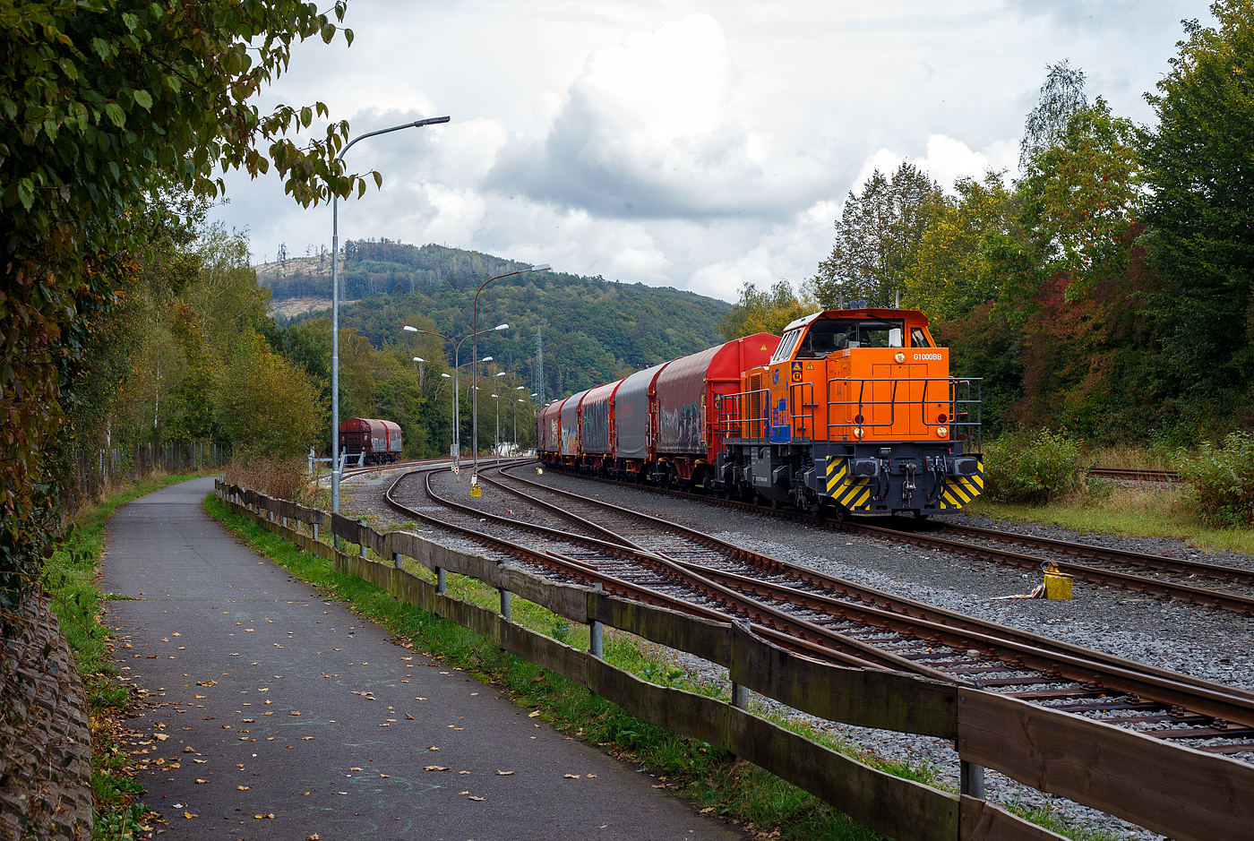 Die KSW 44 (92 80 1271 004-4 D-KSW) eine MaK G 1000 BB der KSW (Kreisbahn Siegen-Wittgenstein), steht am 02 Oktober 2024 mit einem Übergabezug (leere Wagen), auf ihren Rangierbahnhof in Herdorf der Betriebsstätte FGE -Freien Grunder Eisenbahn (KSW NE447 / DB-Nr. 9275), , zur Abfahrt bereit. 

Die Lok 44 wurde 2003 unter der Fabriknummer 1001462 bei Vossloh gebaut und am 05.01.2004 an die SK - Siegener Kreisbahn GmbH geliefert, welche ab Ende 2004 nun als Kreisbahn Siegen-Wittgenstein (KSW) firmiert.