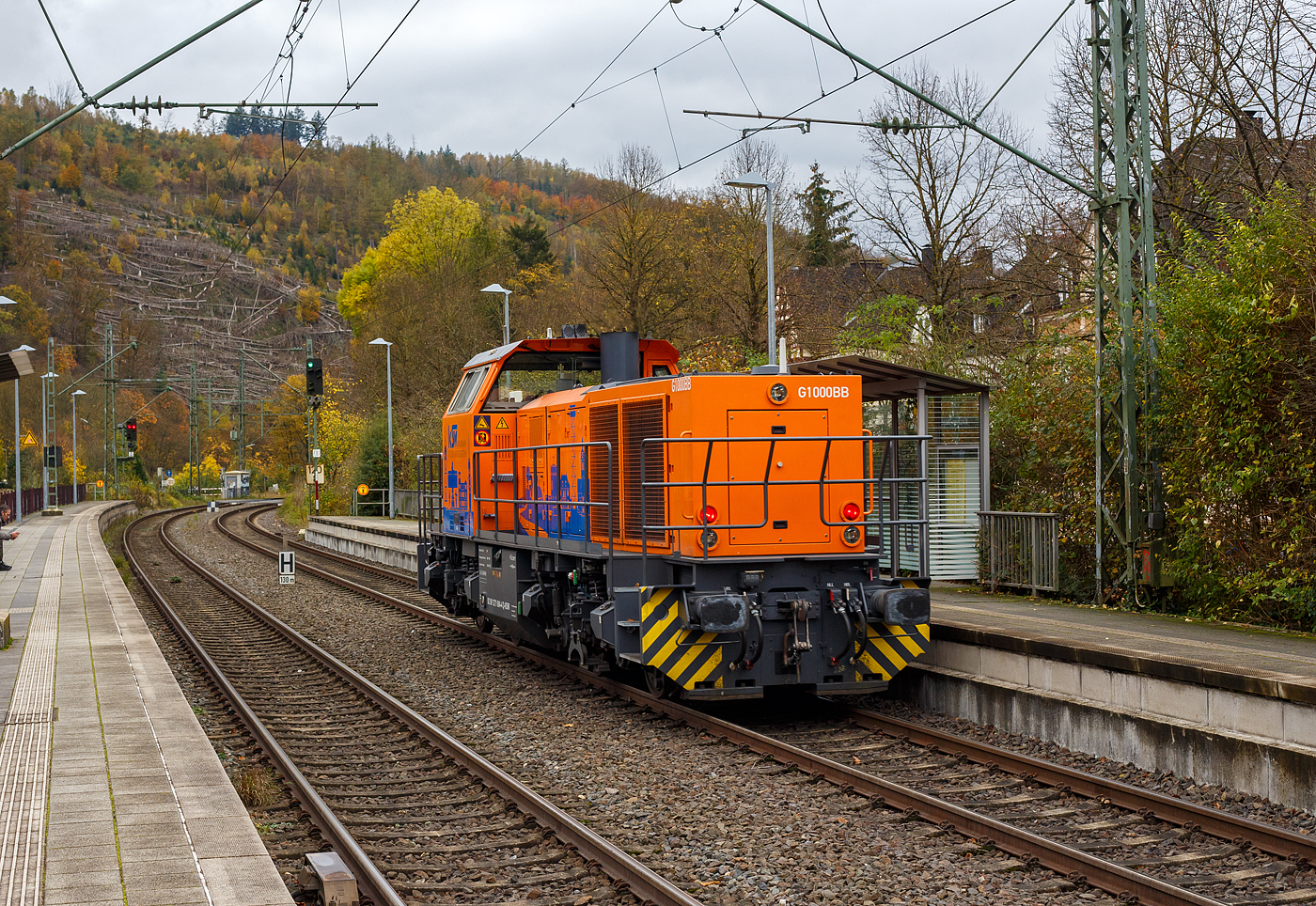 Die KSW 44 (92 80 1271 004-4 D-KSW) eine MaK G 1000 BB der KSW (Kreisbahn Siegen-Wittgenstein), fährt am 02 November 2024 als Lz (Lokzug) bzw. auf Tfzf (Triebfahrzeugfahrt), durch den Bahnhof Kirchen(Sieg) in Richtung Betzdorf (vermutlich mit dem Ziel Herdorf).

Die Lok 44 wurde 2003 unter der Fabriknummer 1001462 bei Vossloh gebaut und am 05.01.2004 an die SK - Siegener Kreisbahn GmbH geliefert, welche ab Ende 2004 nun als Kreisbahn Siegen-Wittgenstein (KSW) firmiert.