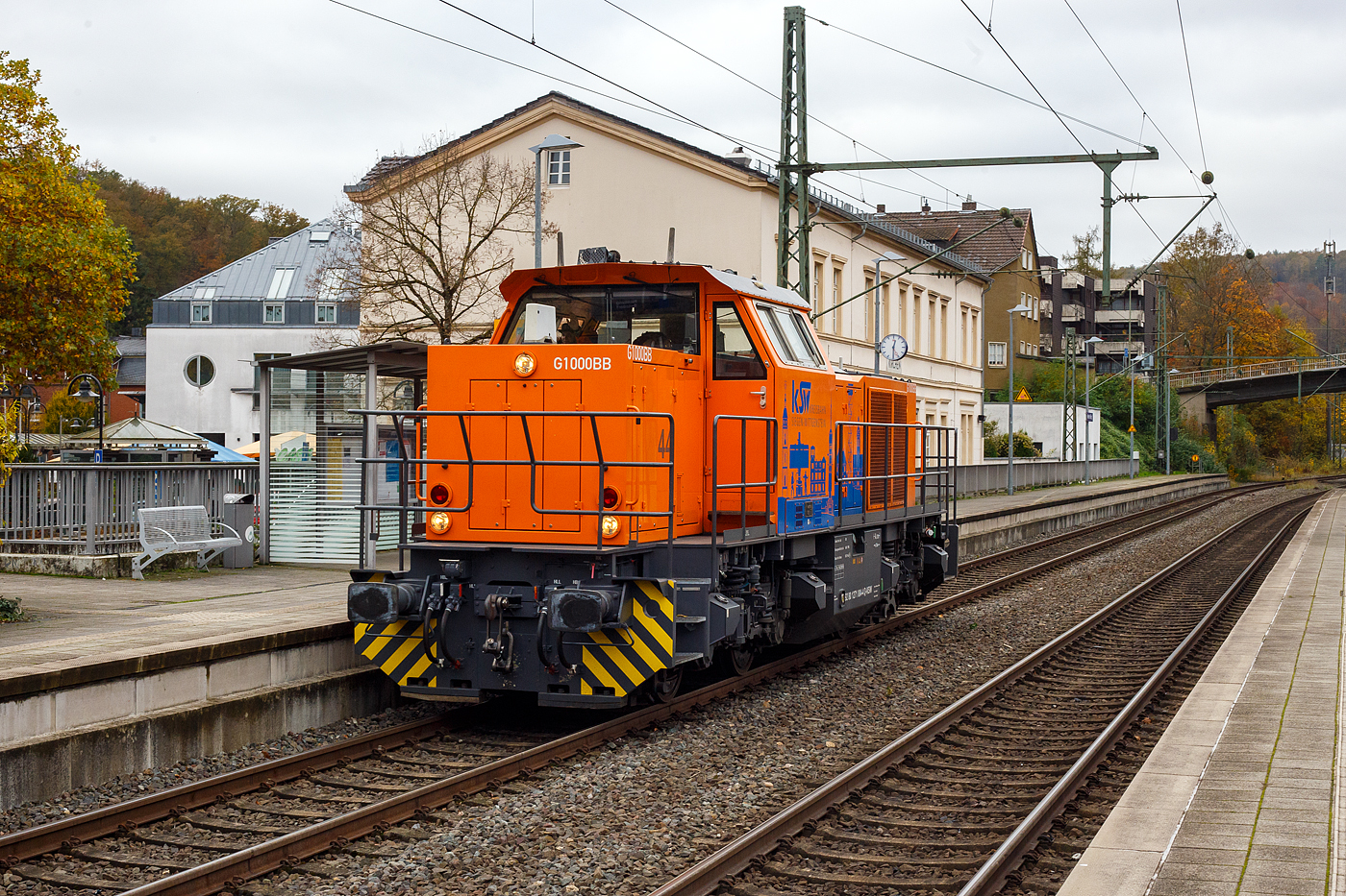 Die KSW 44 (92 80 1271 004-4 D-KSW) eine MaK G 1000 BB der KSW (Kreisbahn Siegen-Wittgenstein), fährt am 02 November 2024 als Lz (Lokzug) bzw. auf Tfzf (Triebfahrzeugfahrt), durch den Bahnhof Kirchen(Sieg) in Richtung Betzdorf (vermutlich mit dem Ziel Herdorf).

Die Lok 44 wurde 2003 unter der Fabriknummer 1001462 bei Vossloh gebaut und am 05.01.2004 an die SK - Siegener Kreisbahn GmbH geliefert, welche ab Ende 2004 nun als Kreisbahn Siegen-Wittgenstein (KSW) firmiert.