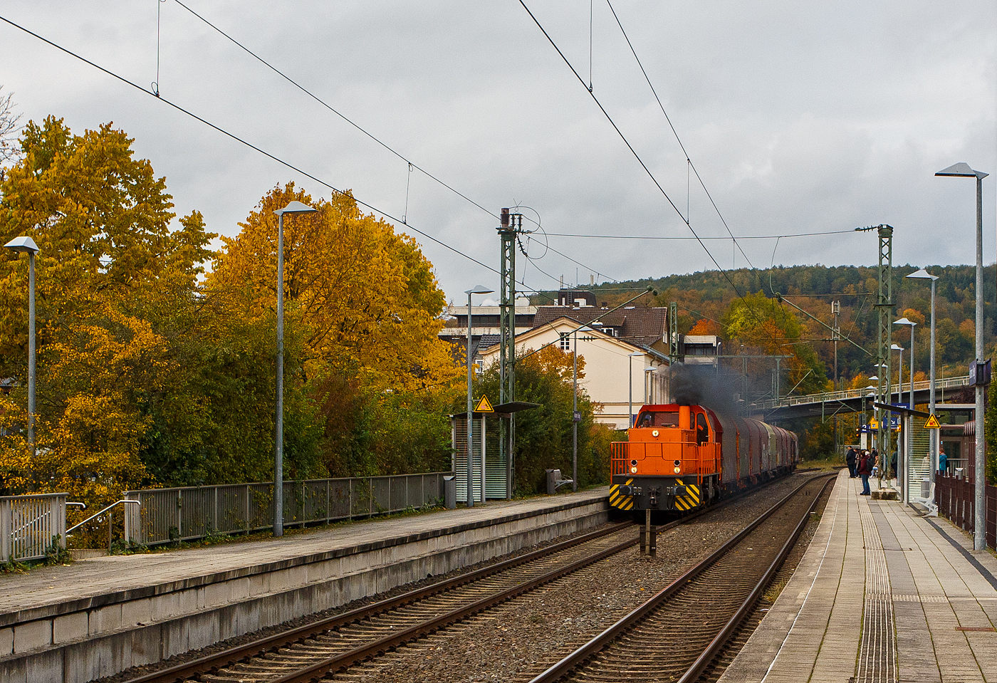 Die KSW 45 (98 80 0276 016-9 D-KSW) die MaK G 1204 BB der Kreisbahn Siegen-Wittgenstein fährt am 26 Oktober 2023 mit einem Coilzug durch den Bahnhof Kirchen/Sieg nach Betzdorf/Sieg. Die Lok 45 der KSW (MaK G 1204 BB) ist mit ihrer Leistung von 1.120 kW (1.522 PS) die schwächste der KSW und daher kaum vor den Coilzügen zusehen, aber ihr mit 10 Wagen sind es nur ca. 1.000 t am Haken. 

Nun hat sie Hp 1 (grün) und sie gibt Dampf / Gas, war man hier gut sehen kann. Der MTU-V12-Zylinder-Dieselmotor mit Common-Rail-Einspritzung, Abgasturboaufladung und Ladeluftkühlung vom Typ MTU 12V 396 TC13 braucht da bald mal eine Überholung.

Nochmals einen lieben Gruß an das nette KSK Lokpersonal (Lokführer und Rangierbegleiter) zurück.

Die Lok ist übrigens eine ehemalige Schweizerin, sie wurde 1991 unter der Fabriknummer 1000866 bei MaK in Kiel gebaut und an die Sersa AG (Zürich) als Am 847 953-7  Bettina  geliefert. Im Jahr 1998 ging sie wieder nach Deutschland zur MaK / Vossloh Locomotives zurück, wo sie als Mietlok zur Verfügung stand. Nach mehreren Stationen als Mietlok (u.a. 2006 auch bei der KSW) wurde sie dann 2007 von der KSW gekauft und am 23.08.2007 nach Siegen überführt.