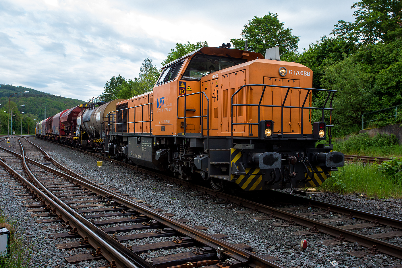 Die KSW 46 bzw. 277 807-4 (92 80 1277 807-4 D-KSW), die Vossloh G 1700-2 BB, der KSW (Kreisbahn Siegen-Wittgenstein), hat am späten Nachmittag des15 Mai 2024, im KSW Rangierbahnhof Herdorf (Betriebsstätte Freien Grunder Eisenbahn - NE 447), einen bereitstehenden Übergabezug (leere Wagen) übernommen um diesen via Betzdorf nach Kreuztal zu bringen.