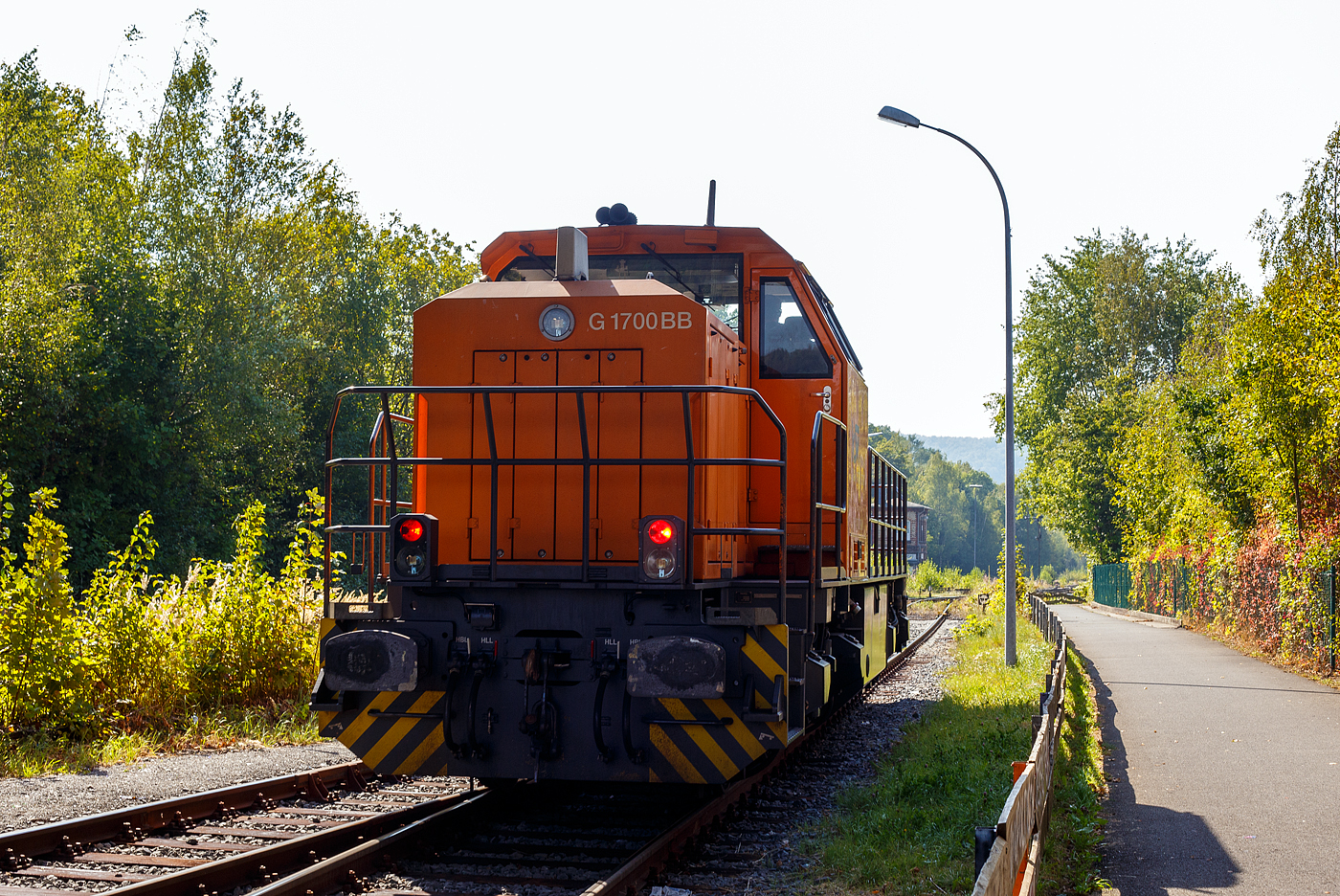 Die KSW 46 bzw. 277 807-4 (92 80 1277 807-4 D-KSW), die Vossloh G 1700-2 BB der KSW (Kreisbahn Siegen-Wittgenstein), am 18 September 2024 in Herdorf am Rangierbahnhof der KSW (Betriebsstätte Freien Grunder Eisenbahn KSW NE447 / DB-Nr. 9275), gleichdrauf geht es über die Hellertalbahn nach Betzdorf.

Die Lok wurde 2008 von Vossloh in Kiel unter der Fabrik-Nr. 5001680 gebaut und an die KSW geliefert.