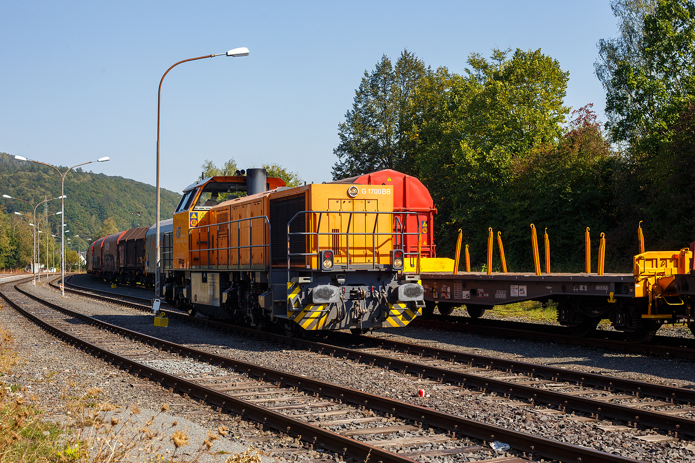 Die KSW 46 bzw. 277 807-4 (92 80 1277 807-4 D-KSW), die Vossloh G 1700-2 BB der KSW (Kreisbahn Siegen-Wittgenstein), am 18 September 2024 in Herdorf am Rangierbahnhof der KSW (Betriebsstätte Freien Grunder Eisenbahn KSW NE447 / DB-Nr. 9275).

Die Lok wurde 2008 von Vossloh in Kiel unter der Fabrik-Nr. 5001680 gebaut und an die KSW geliefert.
