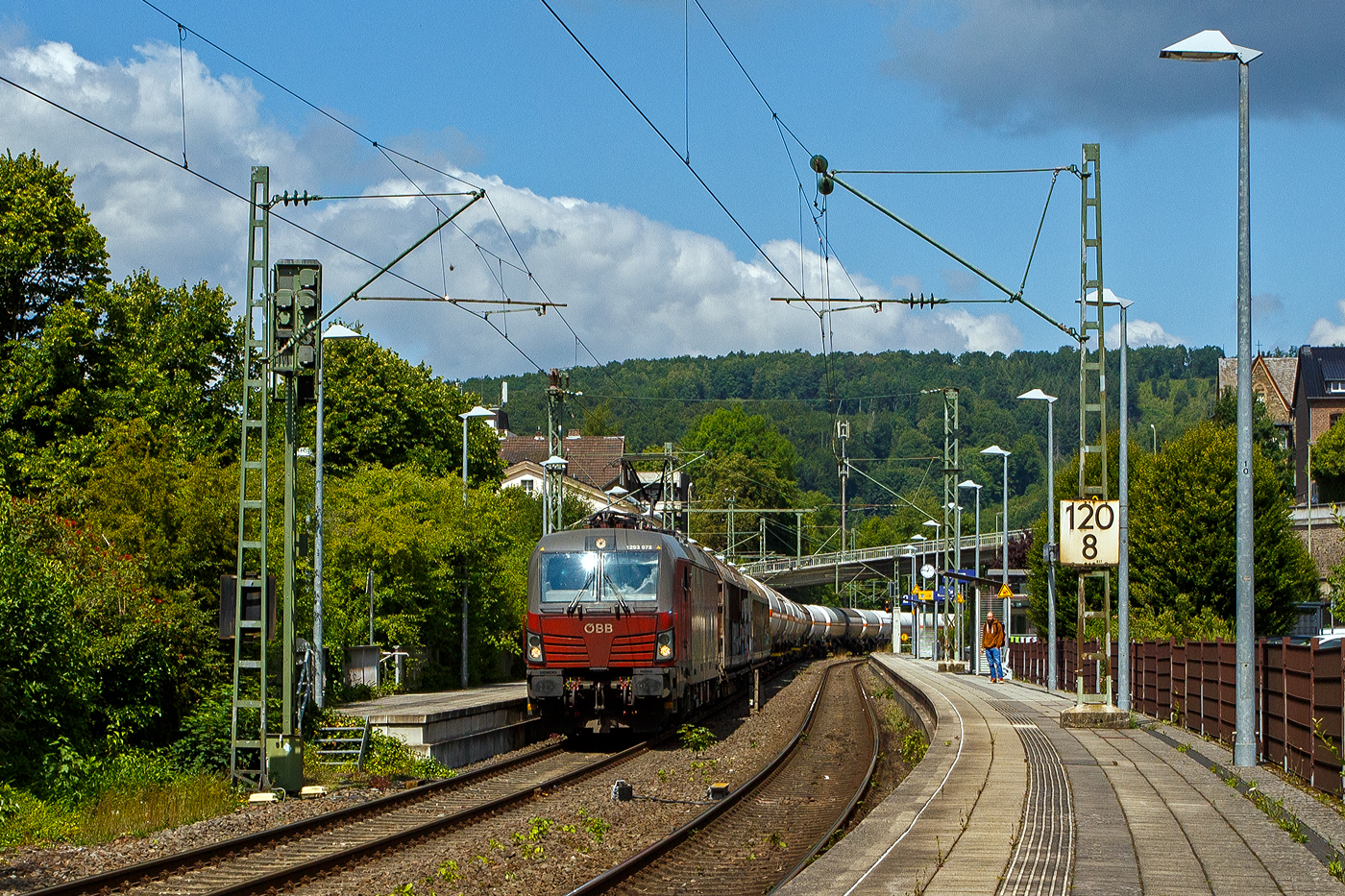Die leider beschmierte ÖBB 1293 072 (91 81 1293 072-5 A-ÖBB), eine Siemens Vectron MS (X4E) in der Variante A35-1a (Länderpaket) der ÖBB-Produktion GmbH, fährt am 17 Juli 2025 mit einem sehr langen gemischten Güterzug durch den Bahnhof Kirchen (Sieg) in Richtung Köln.

Die SIEMENS Vectron MS / X4E wurde 2020 von Siemens in München-Allach unter der Fabriknummer 22759 und an die ÖBB - Österreichische Bundesbahnen (ÖBB-Produktion GmbH) geliefert. Sie ist in der Variante A35-1a ausgeführt und hat so die Zulassungen für A, D, I, SLO, CZ, SK, H, PL und HR. Von der Variante A35 hat die ÖBB insgesamt 123 Loks (1293 001-123).
