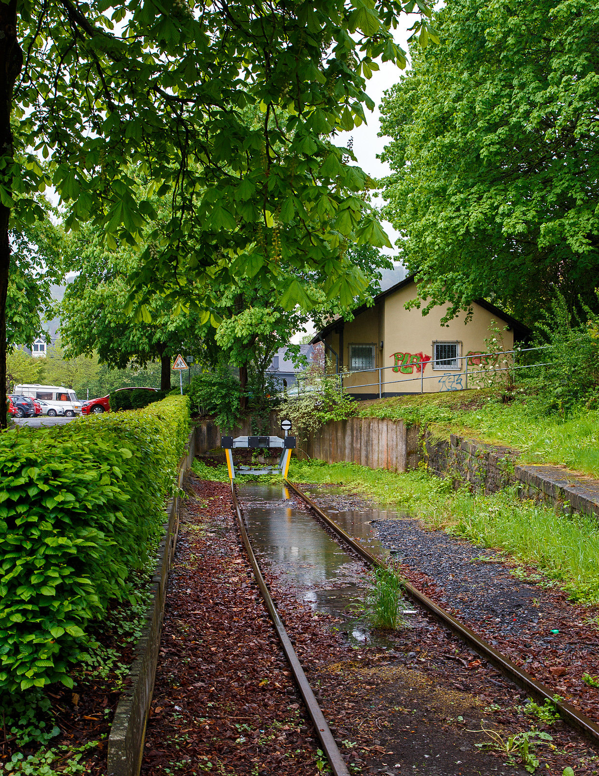 Die letzten Metern der „Daadetalbahn“ KBS 463 bis zum Prellbock am 08.05.2023. anhand des Wassers im Gleis sieht man noch was hier am vorherigen Abend (07.05.2023) los war, im Daadetal gab es m�chtigen Starkregenf�lle und l�ste �berschwemmungen und Hangrutsche aus. Es gab �berflutete Stra�en und Keller, H�user wurden evakuiert, Verletzt wurde gl�cklicherweise niemand. Auf der anderen Seite vom Bergr�cken im Hellertal (in der anderen Stadt der VG Daaden-Herdorf) in Herdorf, gab es dagegen nur m��igen Regen.  

Die Bahnstrecke Betzdorf–Daaden (Daadetalbahn) ist eine eingleisige Nebenbahn von Betzdorf an der Sieg nach Daaden im Westerwald. Die 9,9 Kilometer lange Strecke ist nicht elektrifiziert und wird im Schienenpersonennahverkehr (SPNV) seit dem 2. November 1994 von der Westerwaldbahn GmbH (WEBA) im Stundentakt befahren, wobei einzelne Taktabweichungen bestehen.

Urspr�nglich begann die Daadetalbahn erst an der Abzweigstelle Gr�nebach, wo sie von der fr�her zweigleisigen Hellertalbahn von Betzdorf nach Haiger abzweigte. In Folge des eingleisigen R�ckbaus dieser Strecke teilen sich seither jedoch zwei eingleisige und betrieblich vollst�ndig voneinander getrennte Strecken die Trasse zwischen dem Bahnhof Betzdorf und dem Abzweig. Hierdurch verl�ngerte sich die urspr�nglich 8,520 Kilometer lange Daadetalbahn um circa 1,5 Kilometer. Nachdem die Deutsche Bundesbahn den Personenverkehr am 2. Oktober 1993 eingestellt hatte, wurde am 31. Mai 1995 zwischen dem Land Rheinland-Pfalz, dem Landkreis Altenkirchen (Westerwald), der Verbandsgemeinde Daaden, der Westerwaldbahn GmbH und der Deutschen Bahn AG ein Vertrag mit dem Ziel der Wiederaufnahme des Personenverkehrs durch die Westerwaldbahn GmbH geschlossen. Die Strecke wurde von der Deutschen Bahn AG komplett saniert und danach der Westerwaldbahn GmbH �bereignet.

Daten der Strecken:
Kursbuchstrecke (KBS):463
Streckennummer (DB): 9288, ehem. 2883
Streckenl�nge:9,9 km
Streckenklasse:	C2
Maximale Neigung: 22,4 ‰
Minimaler Radius: 190 m
H�chstgeschwindigkeit: 60 km/h
Zugbeeinflussung: PZB
