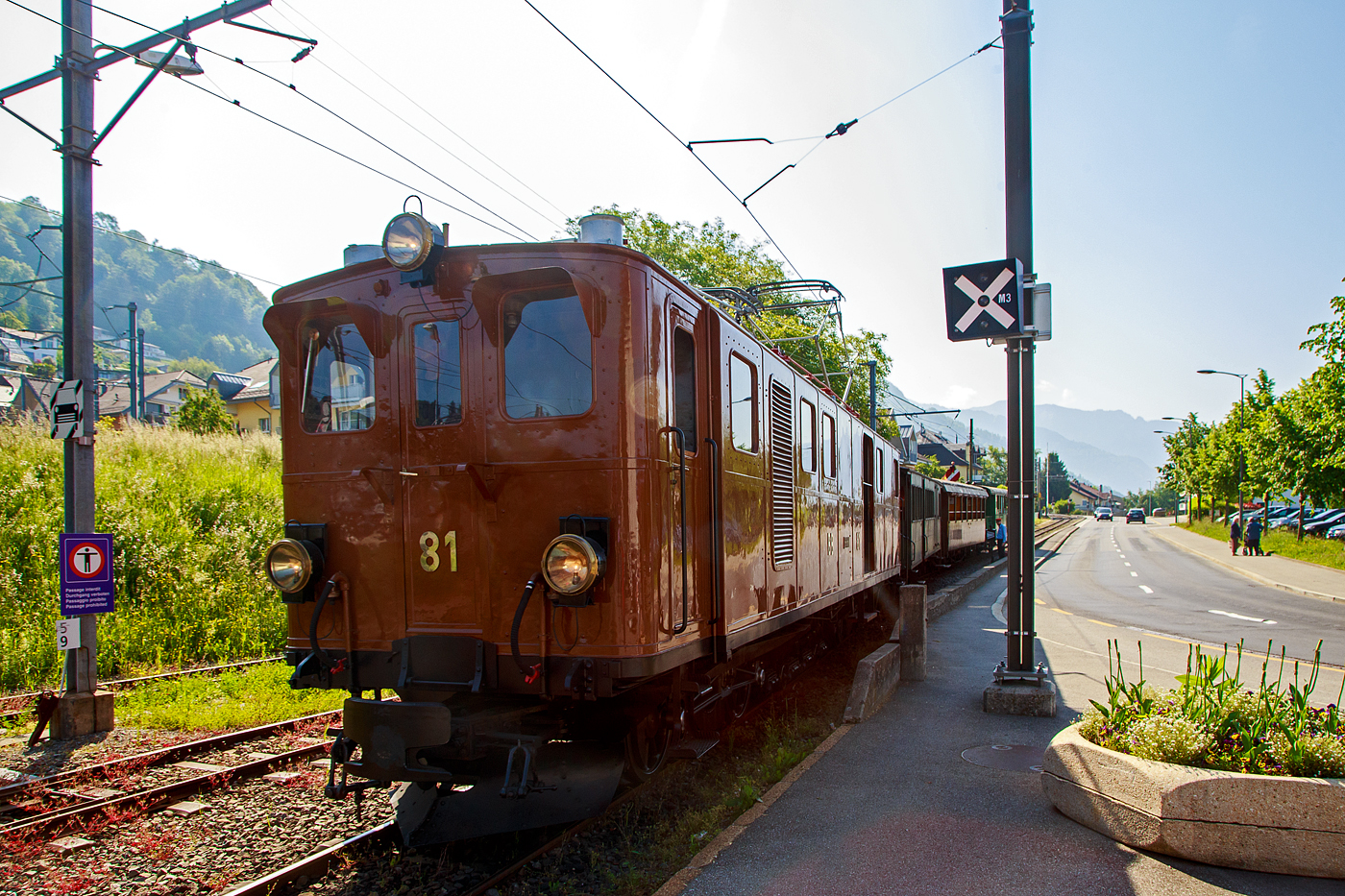 Die Lok muss nun ans andere Ende vom Zug, so wird der Wagenzug wieder etwas hochgedr�ckt. Die ehemalige Berninabahn BB Ge 4/4 81 der Museumsbahn Blonay–Chamby, ex RhB Ge 4/4 181, ex BB Ge 4/4 81, ex BB Ge 6/6 81, dr�ckt am 27.05.2023 den Zug hinter die Weiche. Nach dem Abkuppeln f�hrt die Lok (BB Ge 4/4 81) allein aufs linke Gleis, danach rollt (ohne Antrieb, von einer Bremserb�hne gebremst) der reine Wagenzug, aufs vordere Gleis in den Bahnhof. 
