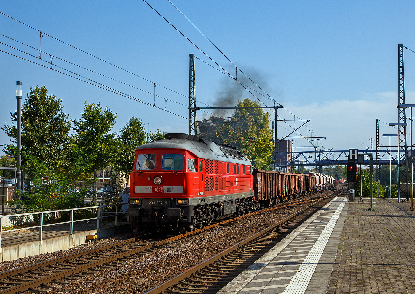 Die Ludmilla 233 322-7 (92 80 1233 322-7 D-DB) der DB Cargo, ex DB 232 322-8, ex DR 132 322-9, fährt am 19.09.2018 mit einem Güterzug durch den Hauptbahnhof Brandenburg an der Havel.

Die V 300 wurde 1975 von LTS (Luhanskyj Teplowosobudiwnyj Sawod auch bekannt als Lokomotivfabrik Lugansk (ehemals Woroschilowgrad)) unter der Fabriknummer 0536 gebaut und als 132 322-9 an die Deutsche Reichsbahn (DR) geliefert. Zum 01.01.1992 erfolgte die Umzeichnung in DR 232 322-8  und zum 01.01.1994 dann in DB 232 322-8. Im Jahre 2002 erfolgte dann der  Umbau und Remotorisierung mit neue zwölfzylinder Dieselmotor: 12D49M im Ausbesserungswerk Cottbus, so erfolgte zum 06.11.2002 die Umzeichnung in DB 233 322-7.