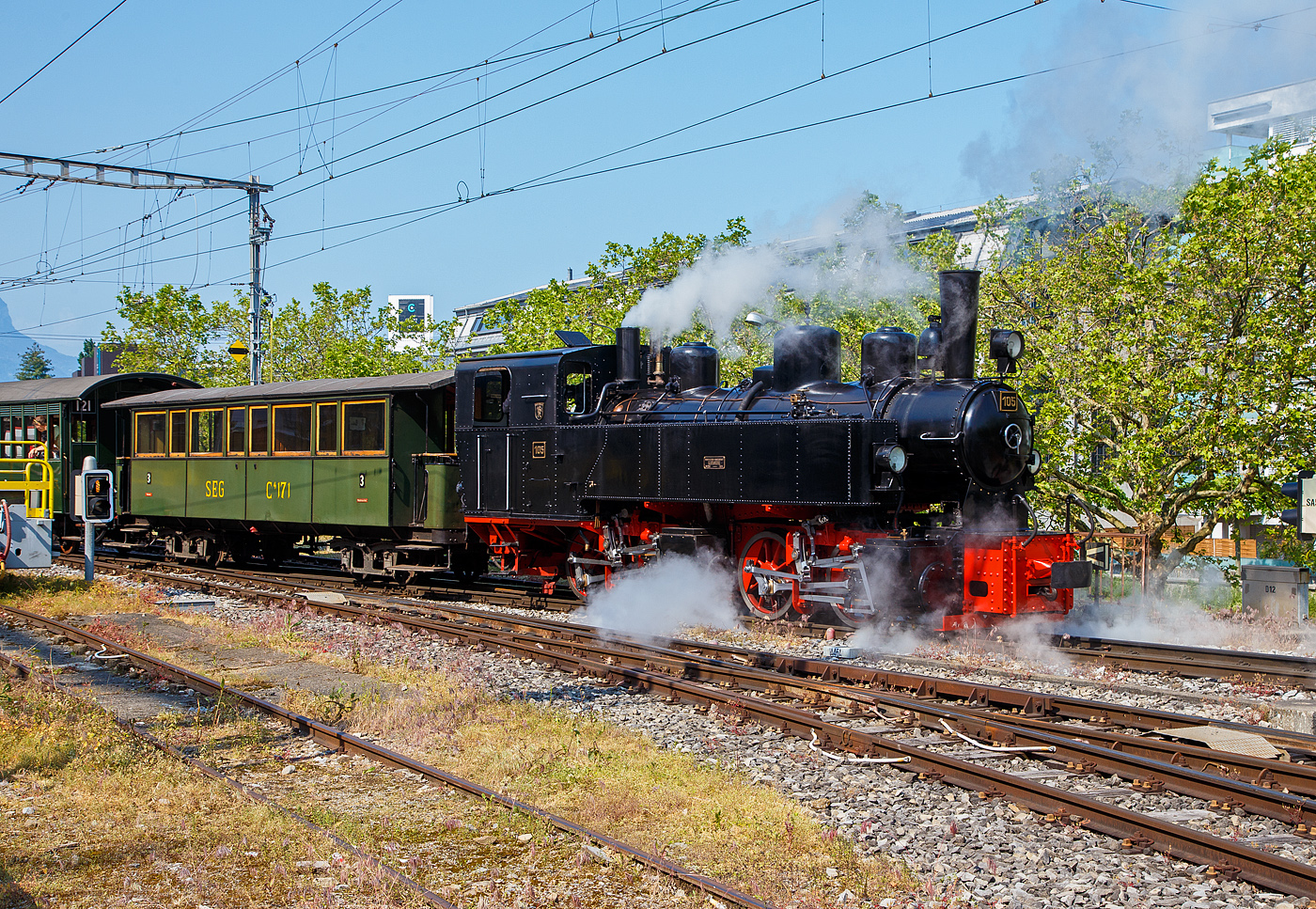 Die Mallet-Dampflok G 2x2/2 ex SEG 105  Todtnau mit einem Dampfzug der Museumsbahn Blonay-Chamby am 28.05.2023 beim Umsetzen im Bahnhof Vevey. Hier im dem ersten Wagen hinter der Lok, dem  3. Klasse Großraum-Plattformwagen SEG C⁴ 171, sieht es sogar sehr stilecht Süddeutsch aus.