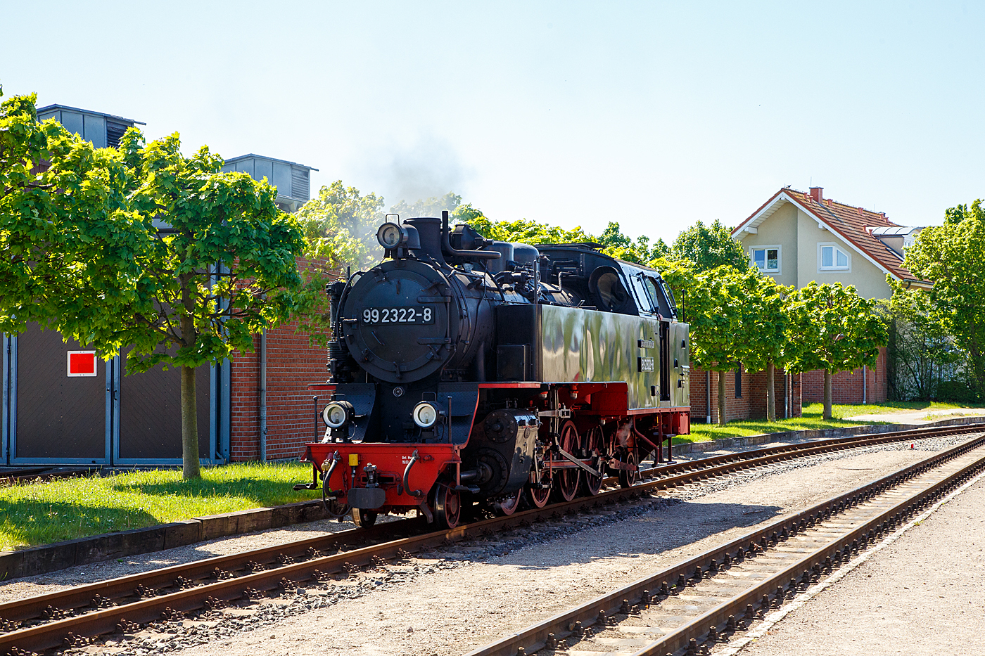 Die MBB 99 2322-8 der Mecklenburgischen B�derbahn Molli am 15 Mai 2022 im Bahnhof K�hlungsborn-West beim Umsetzen.

Die 900 mm-Schmalspur-Dampflok der DR-Baureihe 99.32 wurde1932 von O&K - Orenstein & Koppel AG in Berlin-Drewitz unter der Fabriknummer 12401 gebaut und an die DRG - Deutsche Reichsbahn-Gesellschaft als DR 99 322, f�r die B�derbahn Bad Doberan–K�hlungsborn, geliefert.

Lebenslauf der Lok:
1932  bis 1970 DRG, DRB bzw. DR 99 322
01.06.1970 Umzeichnung in DR 99 2322-8 
01.01.1992 Umzeichnung in DR 099 902-9
01.01.1994 DB 099 902-9 
Seit dem 04.10.1995 Mecklenburgische B�derbahn Molli GmbH, Bad Doberan MBB 99 2322-8

Die Fahrzeuge der Baureihe 99.32 der Deutschen Reichsbahn sind nach den Einheitsgrunds�tzen gebaute Schmalspur-Lokomotiven f�r die Spurweite von 900 mm. Die 1932 f�r die B�derbahn Bad Doberan - K�hlungsborn beschafften drei Lokomotiven sind bis heute im Einsatz und werden durch eine 2009 von dem Dampflokwerk Meiningen nachgebaute Lokomotive dabei erg�nzt.

Das steigende Verkehrsaufkommen auf der Bahnstrecke zwischen Bad Doberan und K�hlungsborn f�hrte die 1923 beschafften Lokomotiven der Baureihe 99.31 an ihre Leistungsgrenze. Die Deutsche Reichsbahn bestellte deshalb bei Orenstein & Koppel drei Lokomotiven der Bauart 1'D1' h2 zur Erweiterung des Fahrzeugparks. Dabei sollte sich das Unternehmen bei der Konstruktion an die Baugrunds�tze und Normen der Einheitslokomotiven orientieren. Urspr�nglich waren die Lokomotiven im Typen-Programm nicht vorgesehen. Die Verwendung vieler standardisierter Baugruppen erlaubt jedoch die Verwendung des Begriffs Einheitslokomotive. Die drei Lokomotiven wurden 1932 ausgeliefert. Zur Verk�rzung der Reisezeit wurden die Fahrzeuge f�r eine Geschwindigkeit von 50 km/h ausgelegt. Damit sind sie neben der NWE Nr. 21 (HSB 99 6001) die einzigen deutschen Schmalspurdampflokomotiven mit einer solchen H�chstgeschwindigkeit.

Mit der Einf�hrung der EDV-Nummern erhielten die Lokomotiven 1970 die neue Loknummern 99 2321-0, 99 2322-8 und 99 2323-6. In der Mitte 1970er Jahre erhielten die 99 2322 und 99 2323 geschwei�te Stahlzylinder statt der abgenutzten Graugusszylinder. Bei der 99 2321 erfolgte der Tausch Ende der 1980er Jahre. Mit der Einf�hrung des Nummernschemas der Deutschen Bundesbahn zum 1. Januar 1992 erhielten die Lokomotiven die Betriebsnummern 099 901-1, 099 902-9 und 099 903-7. Mit der Betriebs�bernahme der Mecklenburgischen B�derbahn Molli GmbH & Co. KG zum 1. Oktober 1995 kamen die Lokomotiven zu dieser Gesellschaft und erhielten ihre vorherigen EDV-Nummern zur�ck.

Zwischen 1994 und 1997 wurden alle Lokomotiven im Dampflokwerk Meiningen einer Generalinstandsetzung unterzogen. Dabei erhielten die Lokomotiven geschwei�te Kessel, neue Wasserk�sten und Radreifen. Bei der Hauptuntersuchung im Zeitraum 2003 bis 2006 erhielten die Lokomotiven neue geschwei�te Blechrahmen. An der 99 2322-6 erprobte man von 2003 bis 2006 Rollenachslager. Diese bew�hrten sich jedoch nicht.

Da die noch betriebsf�hige Lokomotive der Baureihe 99.33 (99 331) den Anforderungen des Sommerfahrplans nicht gewachsen ist, aber eine weitere leistungsf�hige Lok ben�tigt wurde, entschloss man sich, eine Lokomotive der Baureihe 99.32 auf der Basis der bisherigen konstruktiven Verbesserungen nachzubauen. Die im Dampflokwerk Meiningen hergestellte Lokomotive 99 2324-4 wurde 2009 in Dienst gestellt.

Konstruktive Merkmale:
Abweichend von den Bauprinzipien der Einheitslokomotiven verf�gten die Lokomotiven �ber einen genieteten Blechrahmen mit L�ngs- und Querversteifungen statt eines Barrenrahmens. Seit der von 2003 bis 2006 durchgef�hrten Hauptuntersuchung besitzen die Lokomotiven einen geschwei�ten Blechrahmen.

Der genietete Langkessel besteht aus zwei Sch�ssen. Der Dampfdom mit dem Schmidt & Wagner-Nassdampfregler sitzt auf dem zweiten Schuss, w�hrend der Sandkasten auf dem ersten sitzt. Der f�r Nass- und Hei�dampf getrennte Dampfsammelkasten befindet sich in der Rauchkammer. Beim Rauchrohr�berhitzer verwendet man einen ungew�hnlichen Rohrspiegel. Vier Heizrohren stehen 69 Rauchrohre gegen�ber. Die Ackermann-Sicherheitsventile sitzen auf dem Stehkesselscheitel. 1994 bis 1997 erhielten die Lokomotiven neu konstruierte geschwei�te Stahlkessel.

Das au�enliegende waagerecht angeordnete Zweizylinder-Hei�dampftriebwerk arbeitet auf die dritte Kuppelachse. Die urspr�nglichen Graugusszylinder wurden ab Mitte der 1970er Jahre durch geschwei�te Stahlzylinder ersetzt. Die au�enliegende Heusinger-Steuerung besitzt eine Kuhnsche Schleife. Die urspr�nglichen Regelkolbenschieber wurden sp�ter durch M�ller-Druckausgleich-Kolbenschieber ersetzt. Heute kommen Trofimoff-Schieber der Bauart G�rlitz zur Anwendung.

Das Laufwerk ist an vier Punkten abgest�tzt. Die Blattfederpakete der Kuppelrads�tze liegen unterhalb der Achslager. Die Laufrads�tze werden oberhalb der Achslager abgefedert. Die Federn der beiden �u�eren Rads�tze sowie des benachbarten Laufradsatzes sind jeweils durch Ausgleichshebel verbunden. Die Laufrads�tze sind als Bisselachsen mit 20 mm Seitenverschiebbarkeit ausgelegt. Die dritte Kuppelachse hat eine Spurkranzschw�chung.

Als Lokomotivbremse dient eine Knorr-Zweikammer-Druckluftbremse. Alle Kuppelr�der werden von vorn gebremst. Die Luftpumpe befindet sich rechts neben der Rauchkammer. Die Luftbeh�lter befinden sich auf beiden Seiten unter dem hinteren Wasserkasten.

Die Borsig-Druckluftsandeinrichtung sandet bei Vorw�rtsfahrt die ersten beiden Rads�tze und bei R�ckw�rtsfahrt die zweite und dritte Achse. Zur besseren Sicherung der Zugfahrt verf�gten die Maschinen �ber ein Knorr-Druckluftl�utewerk vor dem Schornstein und auf dem Kohlekasten. Wegen L�rmbeschwerden der Anwohner bei der Stadtdurchfahrt von Bad Doberan wurde das hintere L�utewerk sp�ter entfernt. Ein Dampfturbogenerator hinter dem Schornstein erzeugt eine Leistung von 5 kW bei 85 V. Die Lokomotive verf�gt �ber eine Dampfheizungsanlage.

Das Kesselwasser ist in Wasserk�sten vor dem F�hrerhaus entlang des Langkessels untergebracht. Der Kohlevorrat befindet sich in einem Kohlekasten hinter dem F�hrerhaus.

Auf Grund des eingeschr�nkten Lichtraumprofils musste der obere Teil des F�hrerhauses stark abgeschr�gt werden.

TECHNISCHE DATEN:
Anzahl:  4
Hersteller: Orenstein & Koppel, DLW Meiningen
Baujahre: 1932, 2008
Bauart: 1’D1’ h2t
Gattung: K 46.8
Spurweite:  900 mm
L�nge �ber Puffer: 10.595 mm
H�he: 3.400 mm
Gesamtradstand: 8.075 mm
Leergewicht: 35,15 t
Dienstgewicht: 43,68 t
H�chstgeschwindigkeit: 50 km/h
Indizierte Leistung: 460 PSi / 338 kW
Anfahrzugkraft: 59,33 kN
Kuppelraddurchmesser: 1.100 mm
Laufraddurchmesser: 550 mm (vorn und hinten)
Steuerungsart:  Heusinger au�enliegend
Zylinderanzahl:  2
Zylinderdurchmesser: 380 mm
Kolbenhub: 550 mm
Kessel�berdruck: 14 bar
Anzahl der Heizrohre: 4
Anzahl der Rauchrohre: 69
Heizrohrl�nge: 3.500 mm
Rostfl�che: 1,60 m�
Strahlungsheizfl�che: 5,80 m�
Rohrheizfl�che: 54,74 m�
�berhitzerfl�che: 30,60 m�
Verdampfungsheizfl�che: 60,54 m�
Wasservorrat: 4,25 m�
Brennstoffvorrat: 1,7 t Kohle
Lokbremse: Knorr-Zweikammer-Druckluftbremse
Zugheizung: Dampf