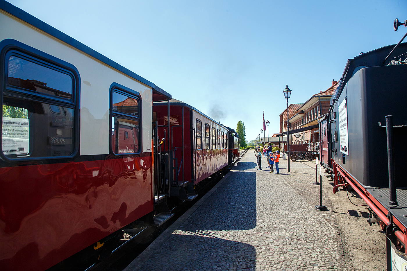 Die MBB 99 2322-8 der Mecklenburgischen B�derbahn Molli erreicht am 15 Mai 2022 Tender voraus, mit dem MBB Dampfzug, nun den Zielbahnhof K�hlungsborn-West. Der Zug wird auch als RB 31 „B�derbahn Molli“ gef�hrt. 