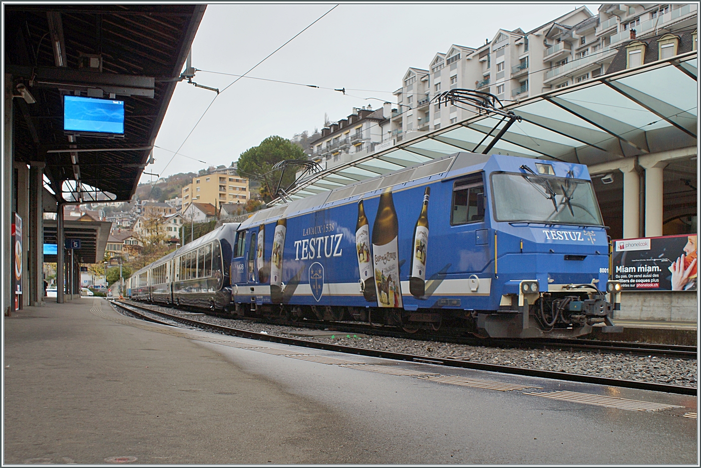 Die MOB Ge 4/4 8001 in fast traditionellem MOB Blau wartet mit ihrem GPX (GoldenPassExpress) in Montreux gut zwei Tage zu früh auf die Abfahrt nach Interlaken Ost. 

9. Dezember 2022 