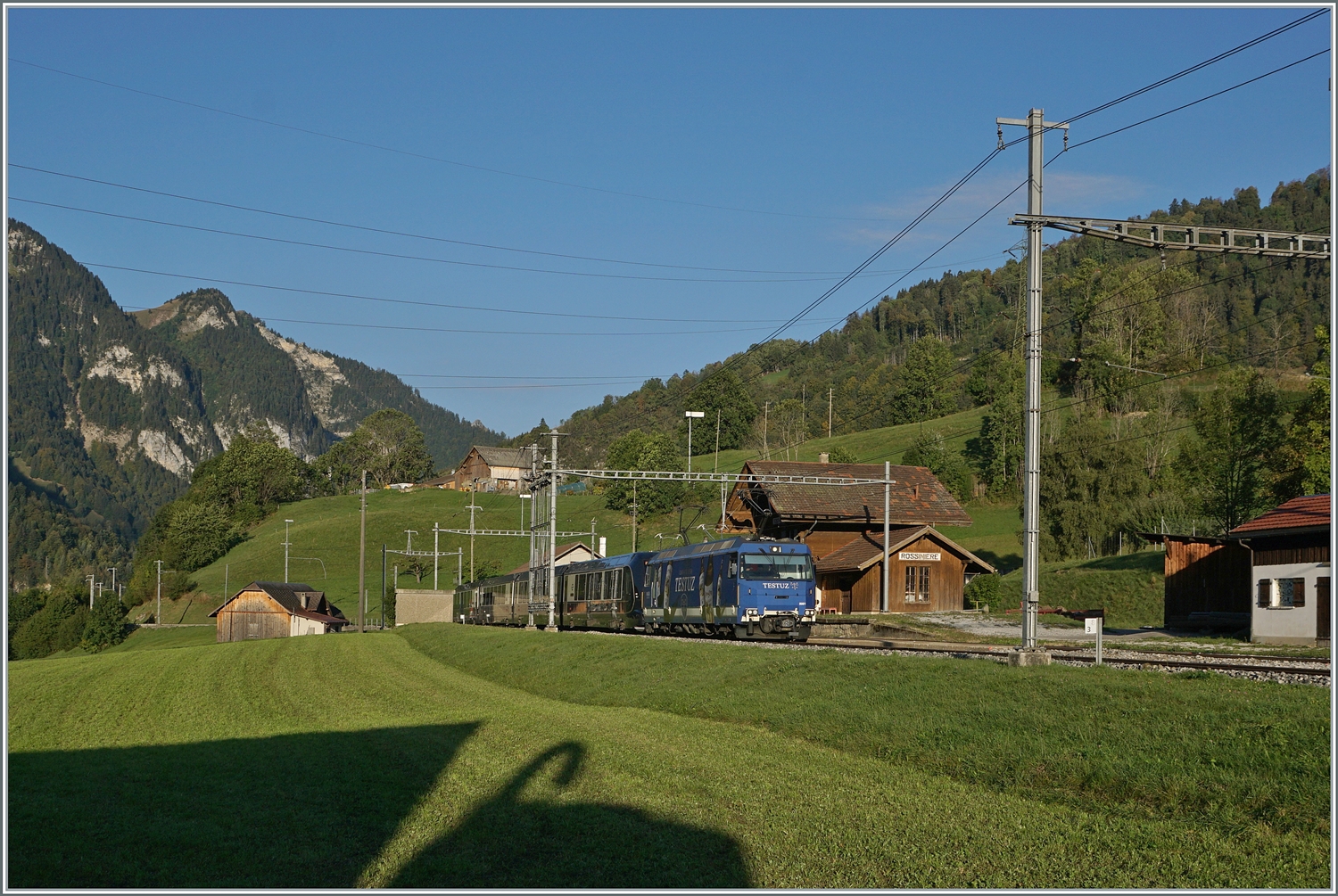 Die MOB Ge 4/4 8001 fährt mit ihrem GoldenPass Express GPX 4064 von Montreux nach Interlaken Ost in Rossinière auf Gleis 3 durch. 

29. Sept. 2023