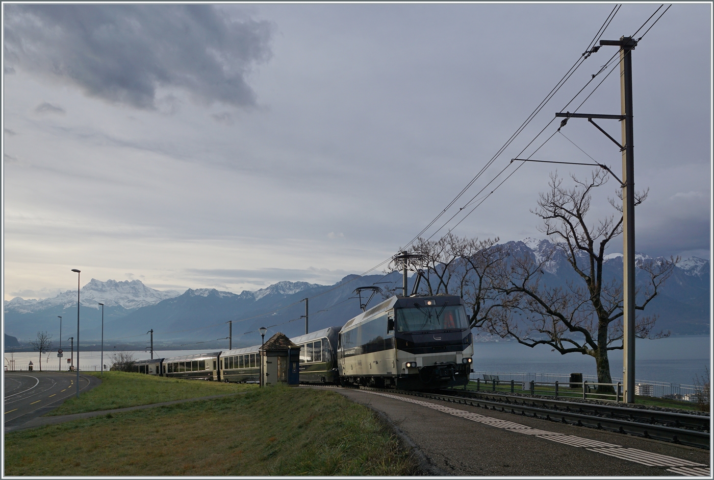 Die MOB Ge 4/4 8002 ist mit dem GoldenPass Express 4068 von Montreux nach Interlaken bei Ch�telard VD unterwegs. Im Hintergrund links im Bild die  Dents de Midi .

26. Dezember 2022 