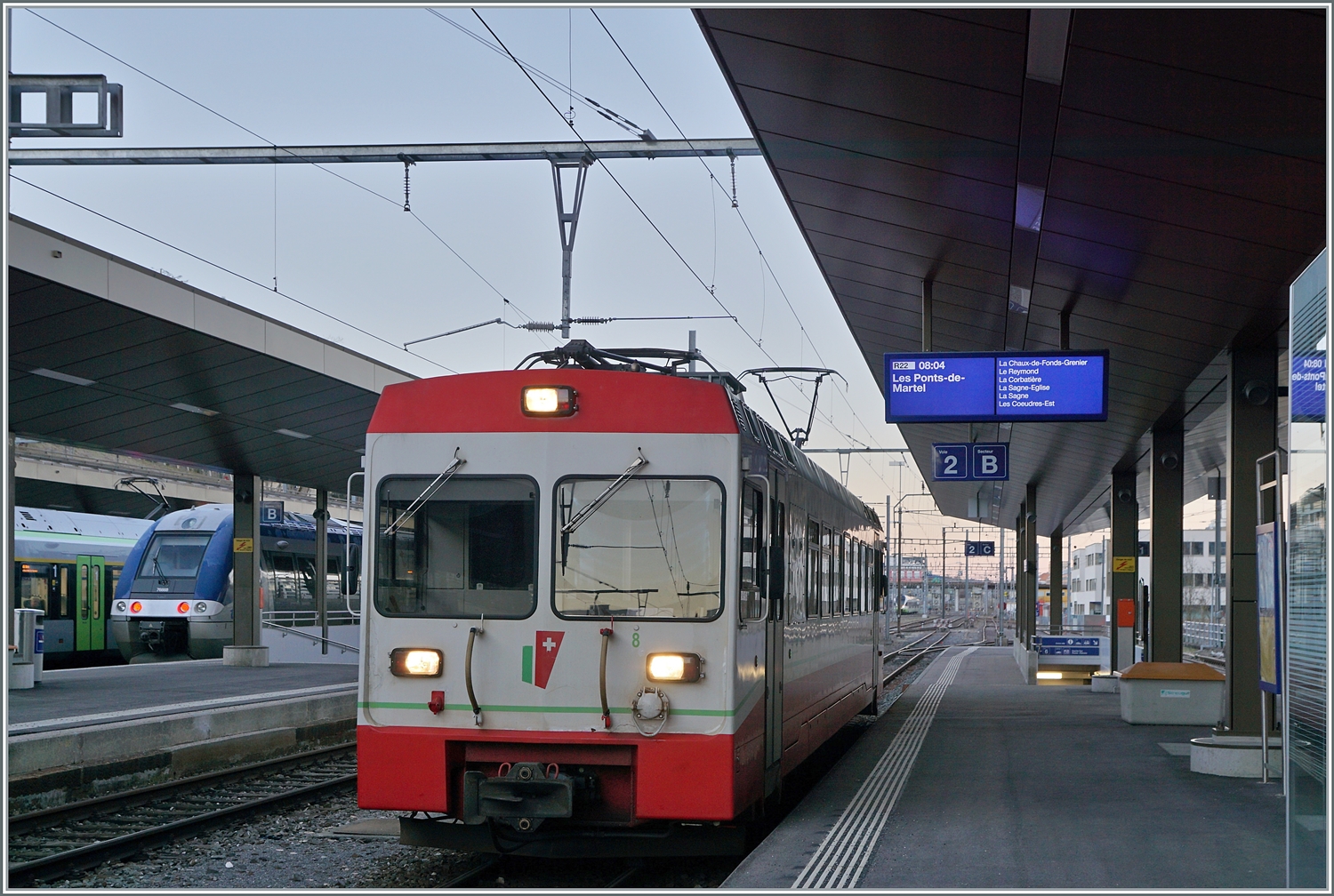 Die neuen ABe 4/8 sollen, wie bereits bei TPC ASD Bildern erwähnt, die BDe 4/4 ablösen. Und dies nicht nur bei der TPC ASD, sondern auch bei der NStCM und bei der TransN: Im Bild der TransN (ex cmn) BDe 4/4 N° 8 in La Chaux de Fonds, bereit zur Abfahrt nach Les Ponts de Martel als R 22. Im Hintergrund wartet der SNCF Z 76667 als TER nach Besançon Viotte. 

3. Feb. 2024